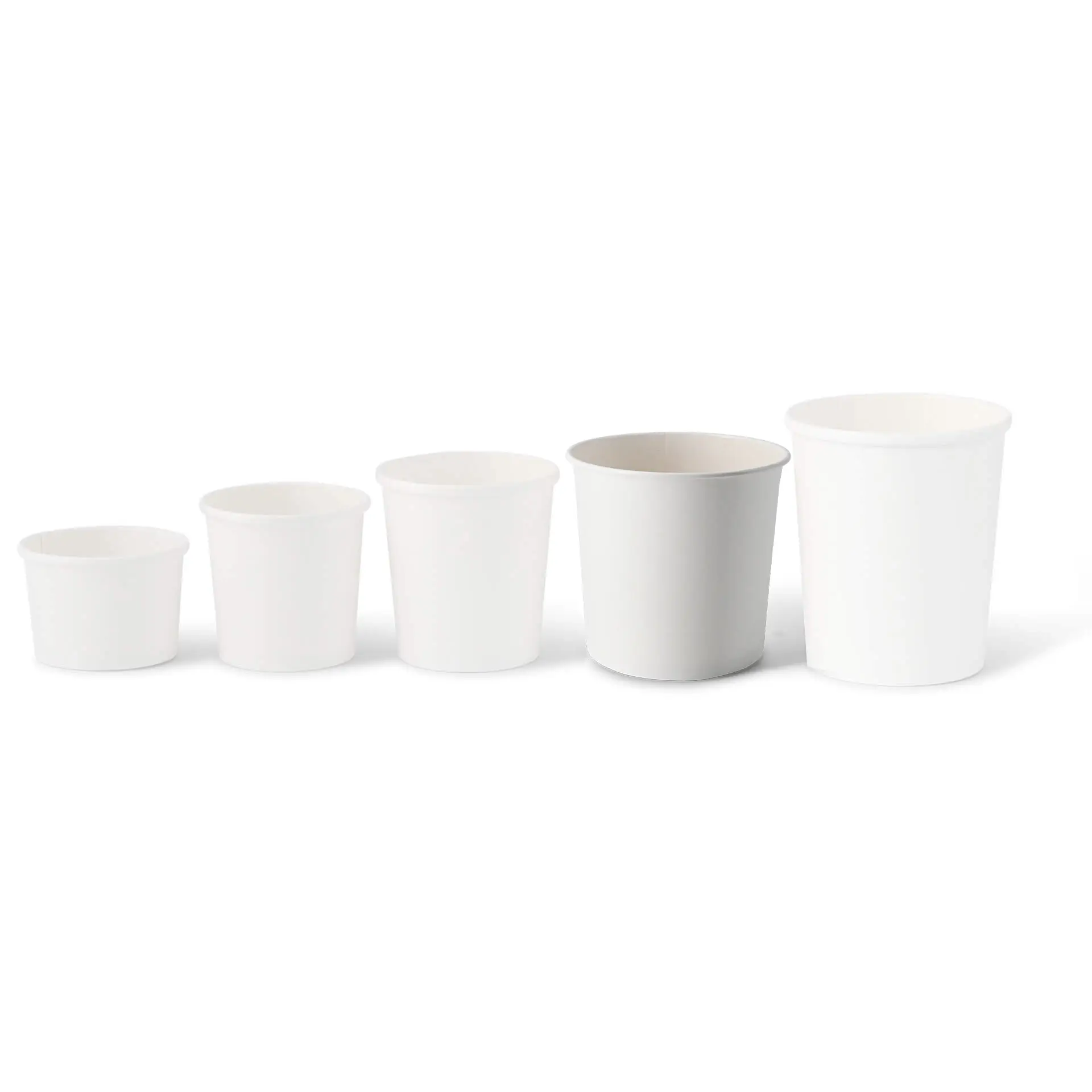 Set aus fünf weißen Pappbechern für Suppe in verschiedenen Größen mit glatter Oberfläche und abgerundeten Kanten.