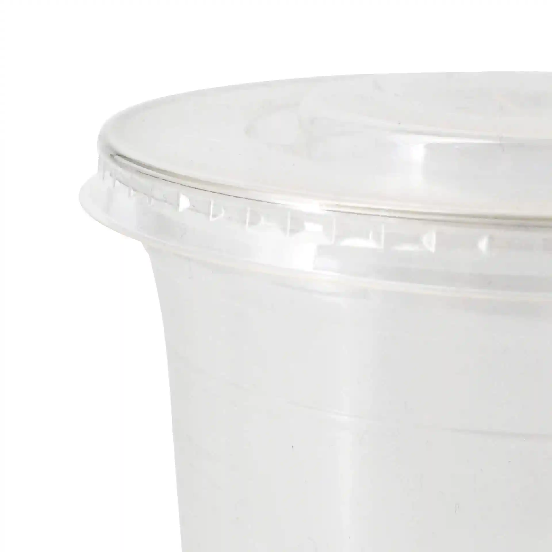 Transparent rPET flat lid with a straw slot, measuring 95 mm in diameter and 10 mm in height.