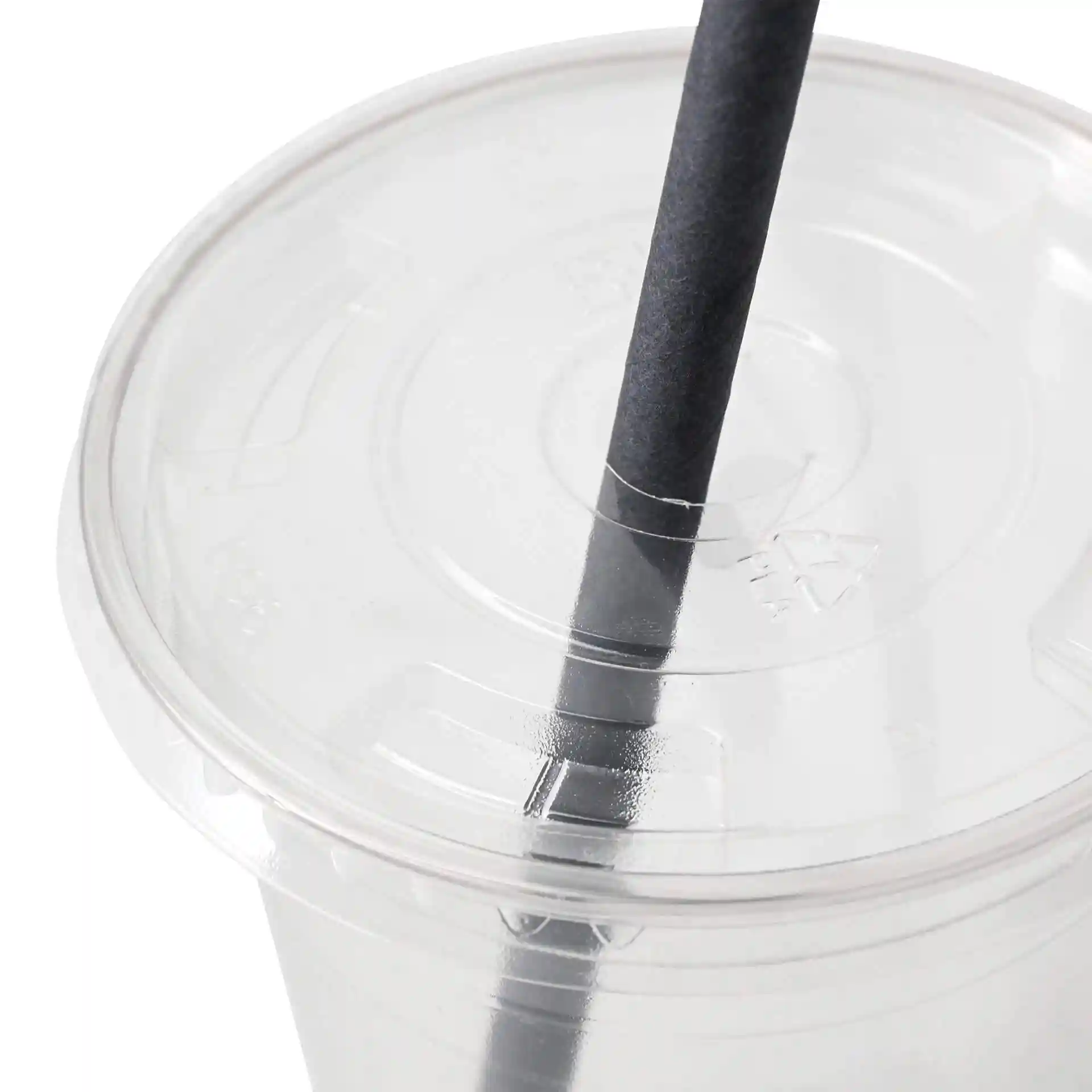 Transparenter PLA-Flachdeckel mit einem Strohhalmloch, auf einem Becher platziert, mit einem schwarzen Strohhalm.
