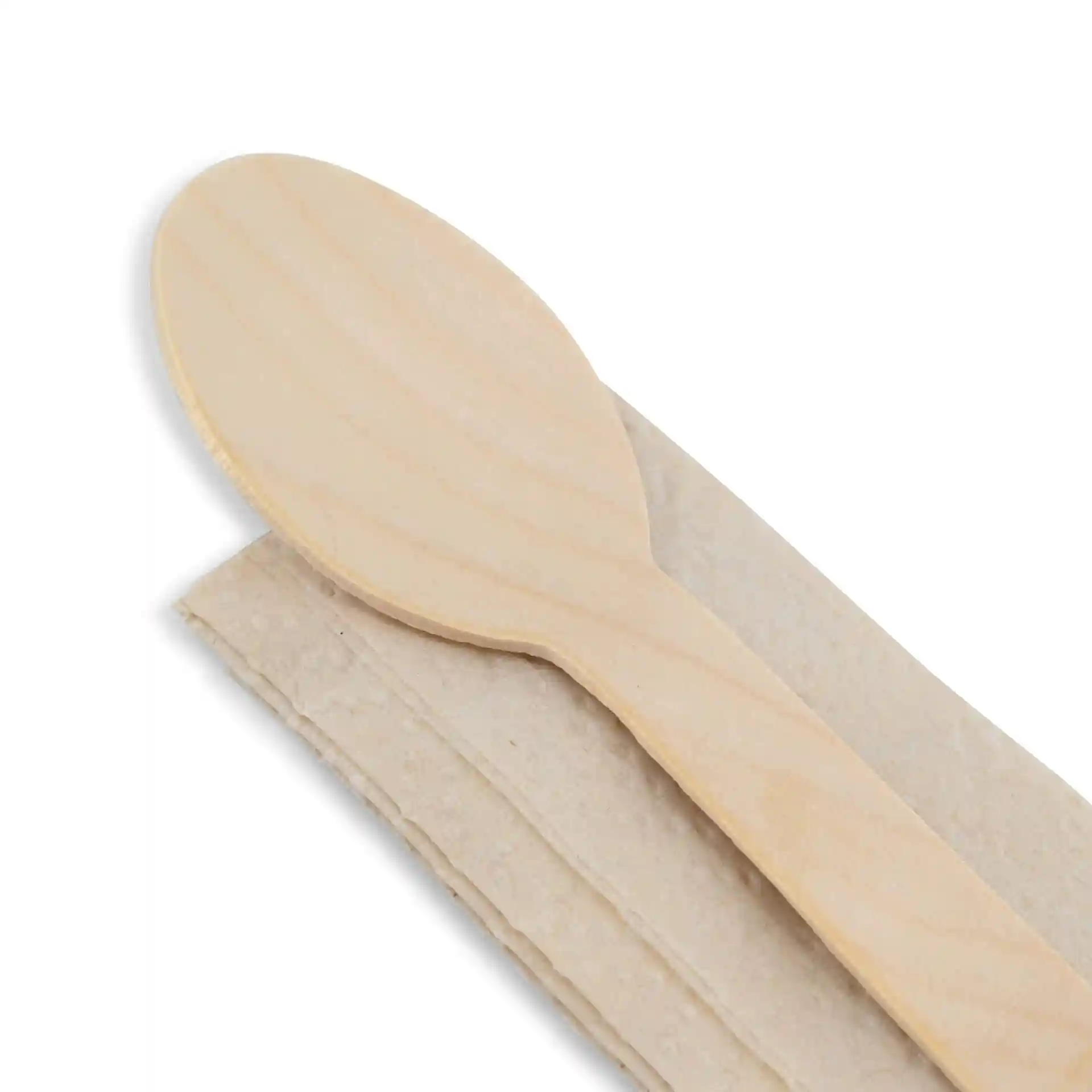 Holzlöffel auf einer gefalteten Serviette, beides auf einem weißen Hintergrund.