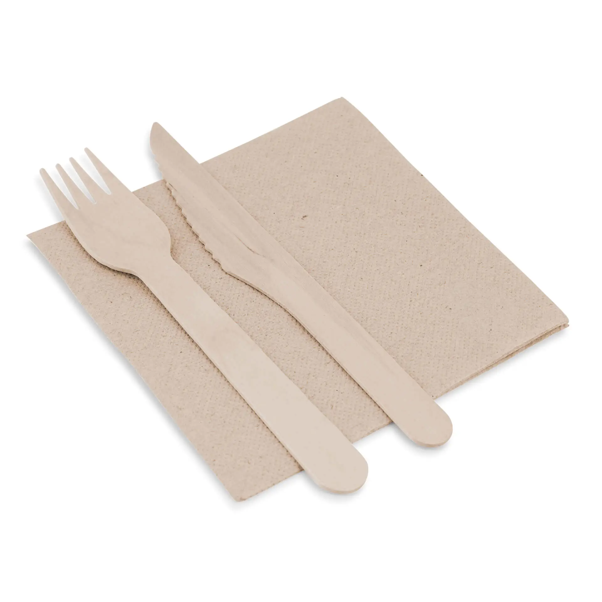 Set aus Holzgabel und -messer auf einer quadratischen, ungebleichten Papierserviette, 25 x 25 cm, mit Recycling-Symbol.