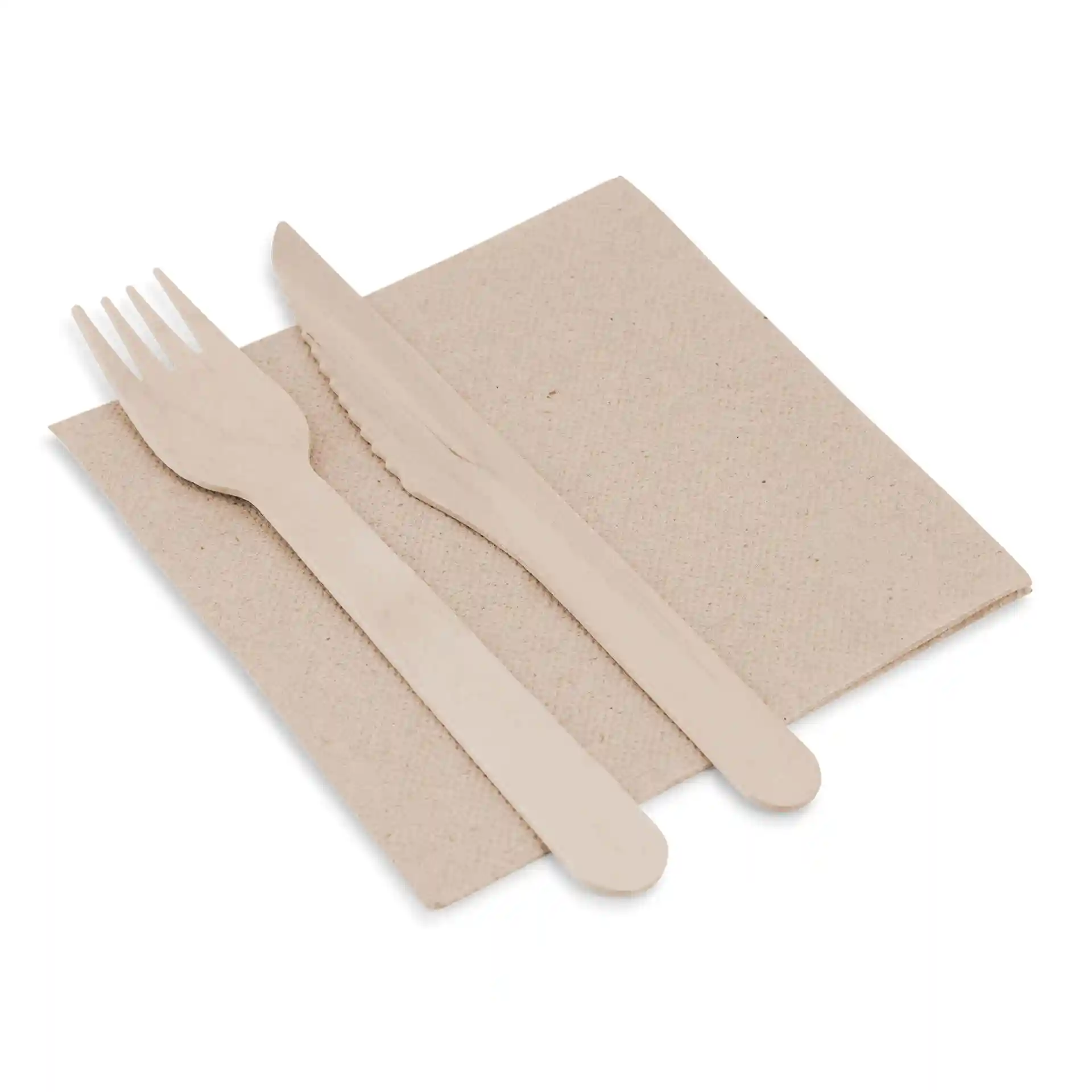 Set aus Holzgabel und -messer auf einer quadratischen, ungebleichten Papierserviette, 25 x 25 cm, mit Recycling-Symbol.