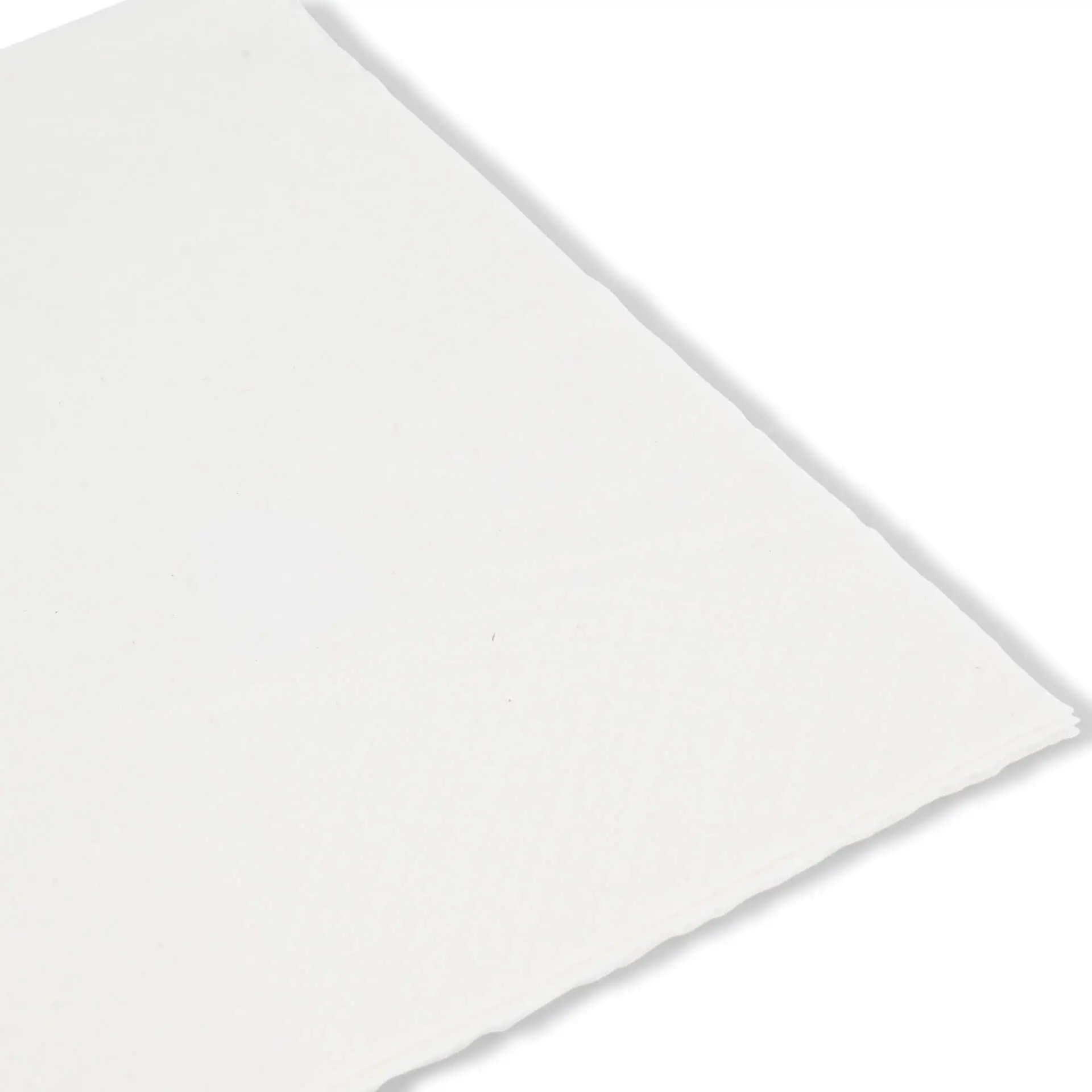 Weiße quadratische Papierserviette mit schwarzem Recycling-Symbol und Text, der 100 % recycelt angibt.