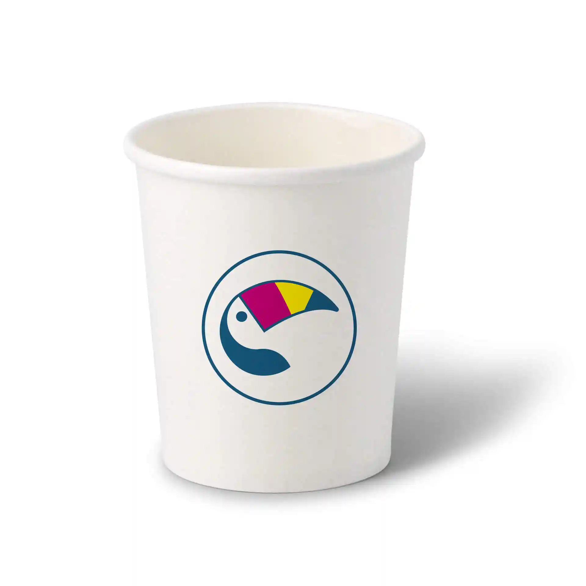 Weißer Pappbecher für Eis mit einem runden Logo, das ein buntes Tukansymbol zeigt.