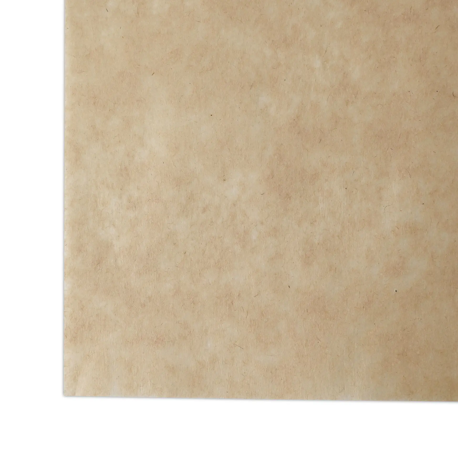 Braunes, fettdichtes Verpackungspapier (18 x 25 cm) geeignet für heiße, kalte und fettige Lebensmittel auf hellem Untergrund.