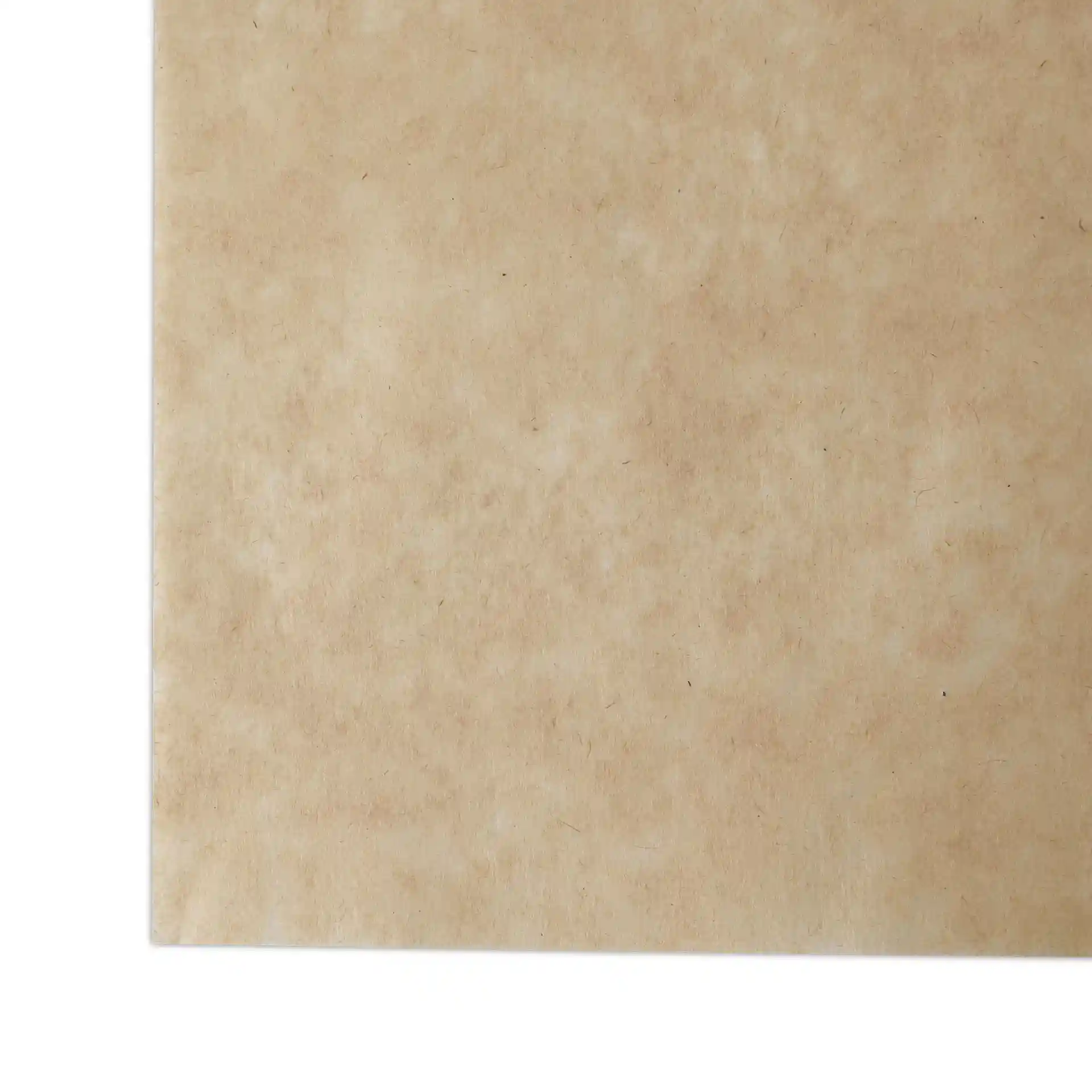 Braunes, geschnittenes Geschenkpapier mit einer Größe von 18 x 25 cm und einer strukturierten Oberfläche in hellbraun.