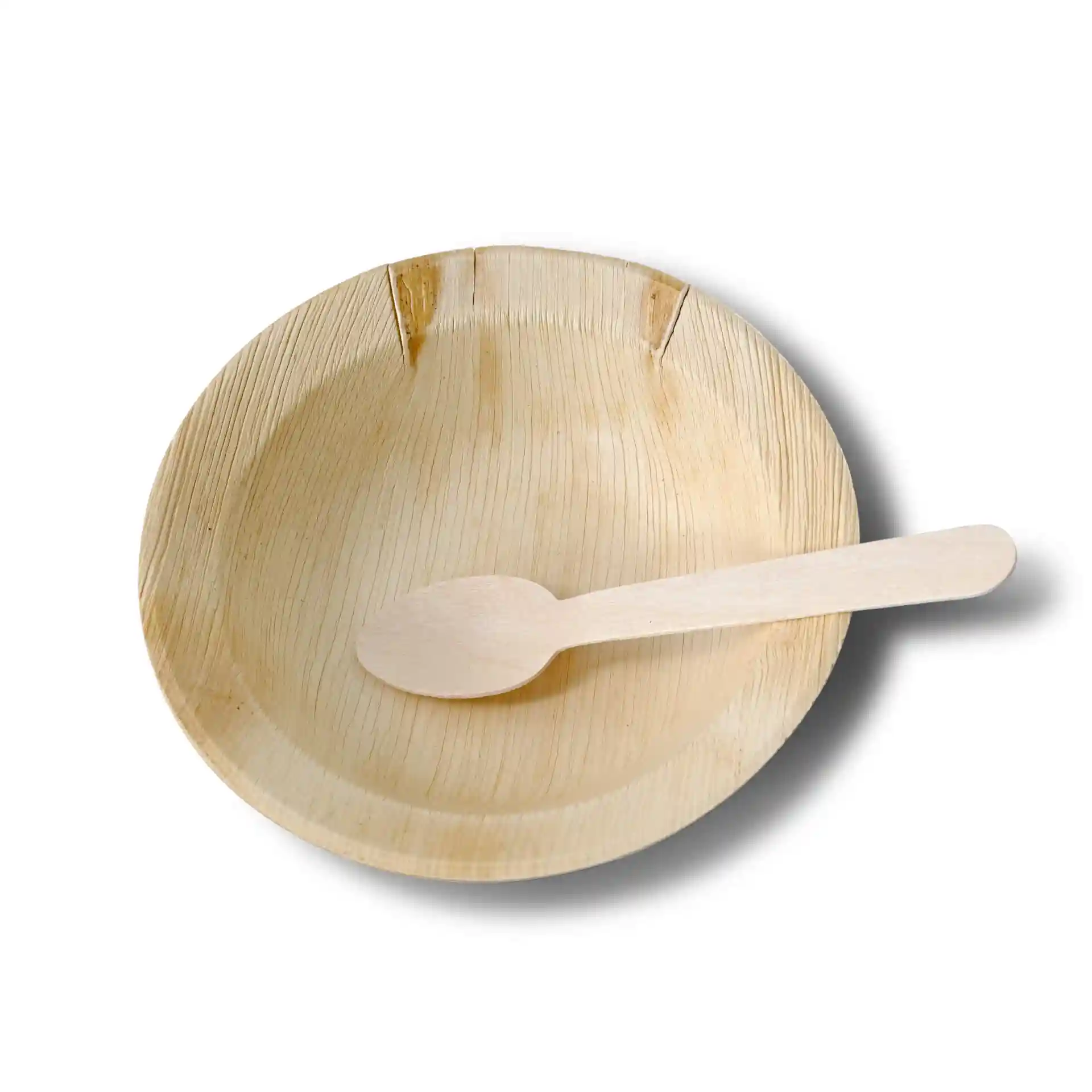 Tiefe runde Palmblattplatte mit einem Holzlöffel, Durchmesser 14 cm, zeigt eine Maserung.