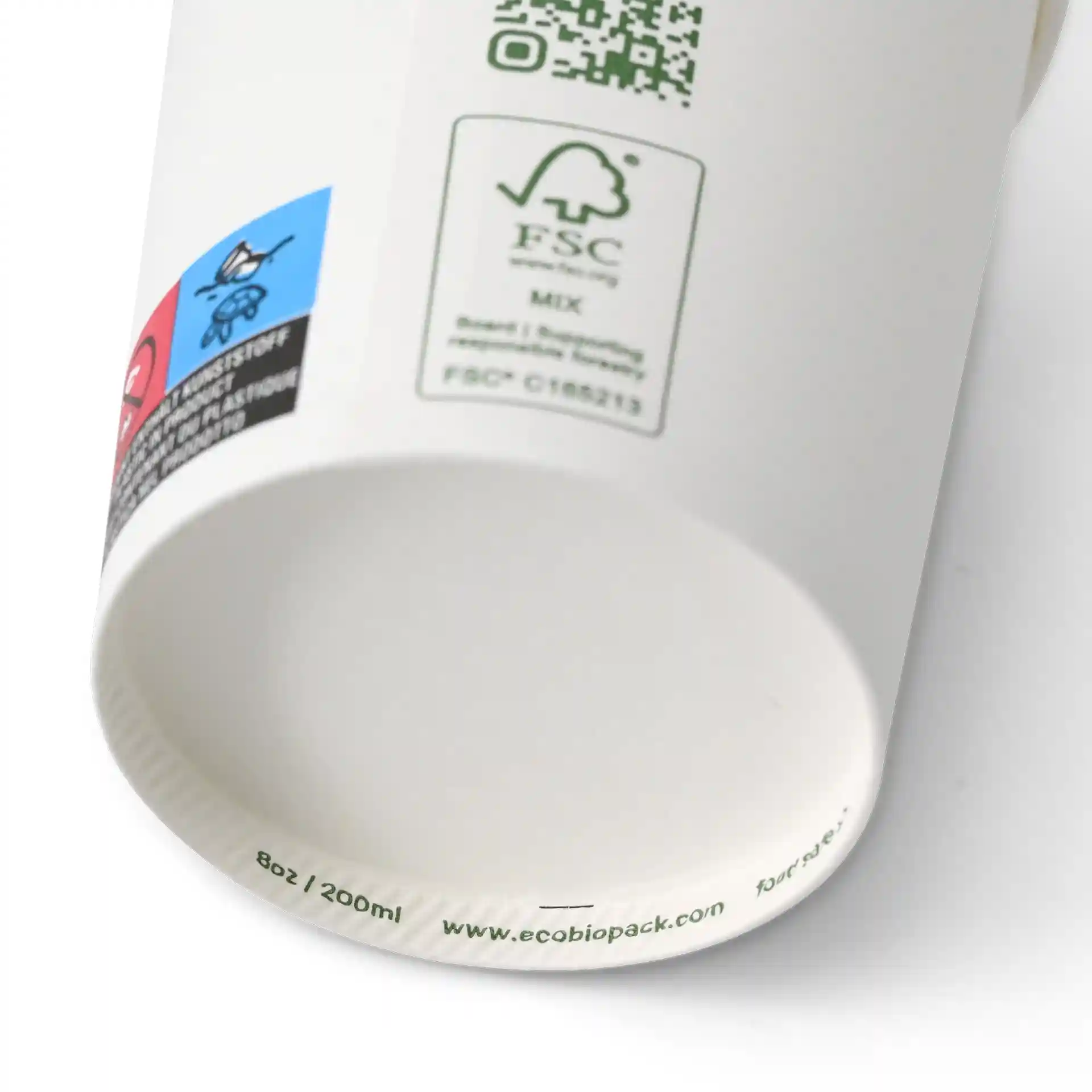 Weißer Becher mit einem Durchmesser von 80 mm, mit verschiedenen Etiketten und PLA-Beschichtung.