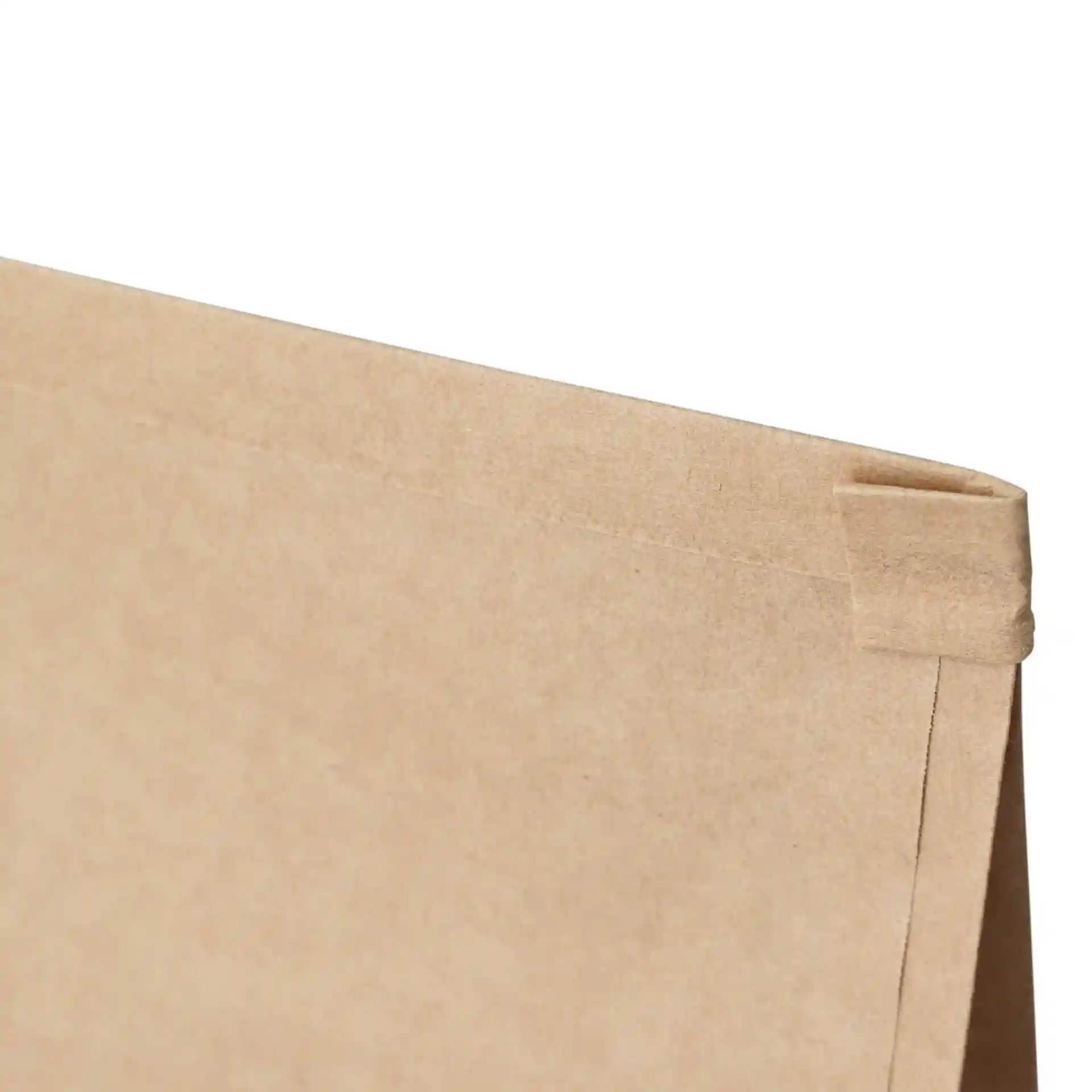 Nahaufnahme des oberen Randes einer braunen Kraftpapierblockboden-Tüte mit einem Drahtverschluss und einem Sichtfenster.