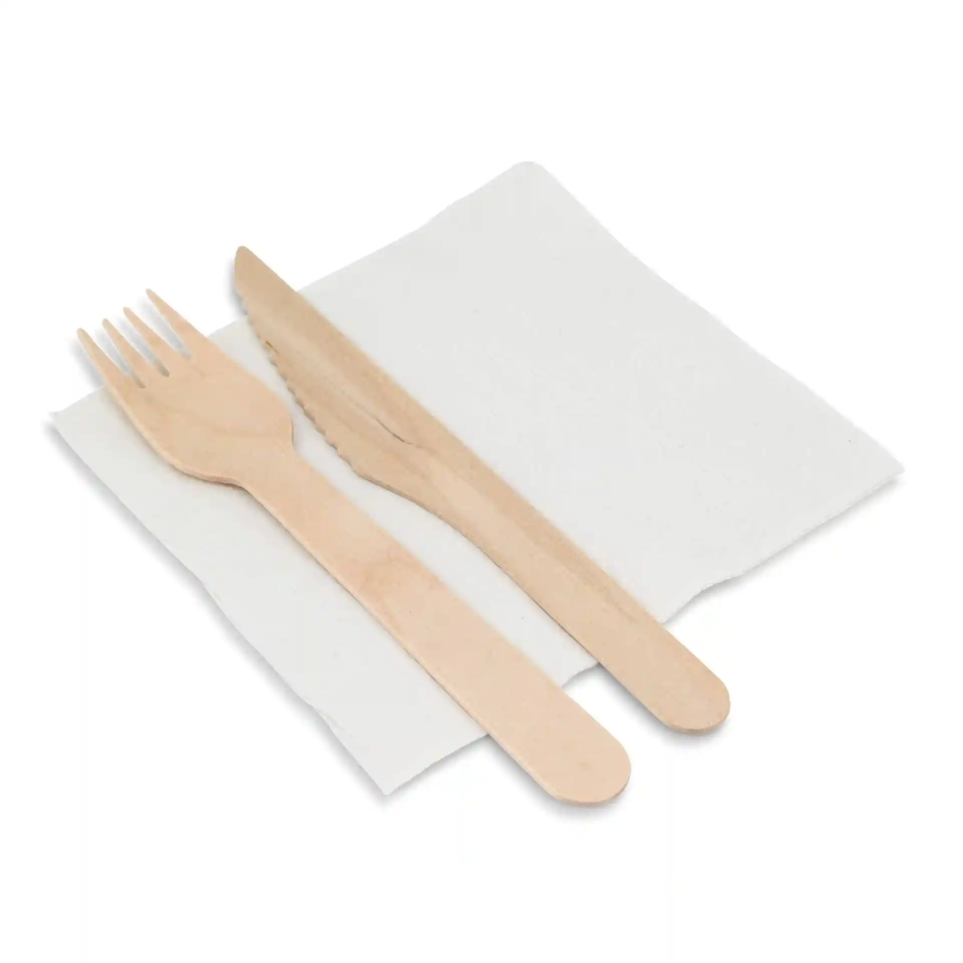 Holzgabel und -messer auf einer weißen 2-lagigen Serviette mit einem darauf gedruckten Recycling-Symbol.