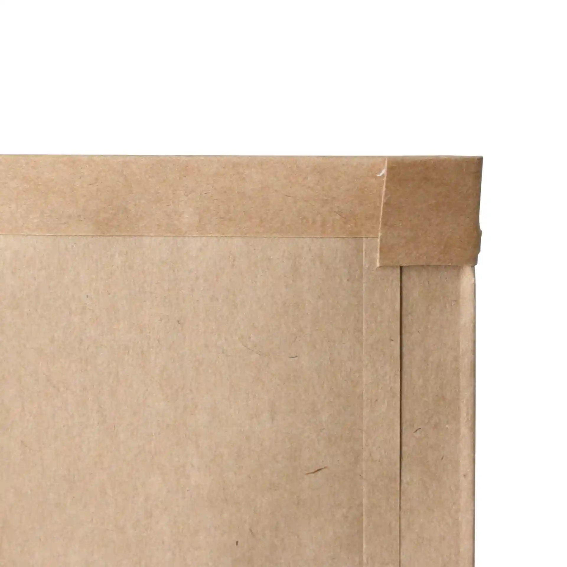 Nahaufnahme des oberen Randes einer braunen Kraftpapierblockboden-Tüte mit einer Zinnverschluss.