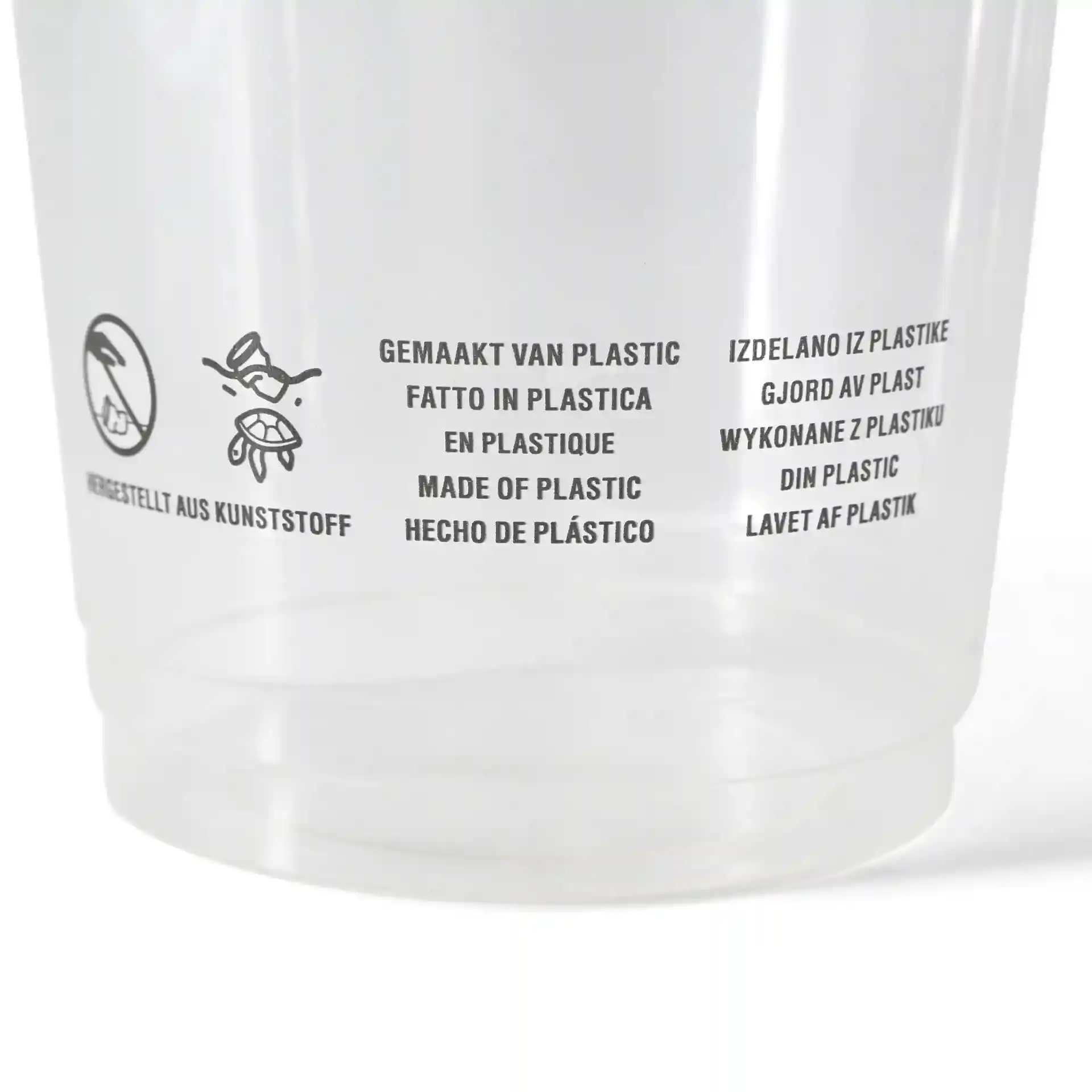 Klarer Plastikbecher mit mehrsprachigem Druck, der anzeigt, dass er aus Plastik besteht, mit einem Verbotssymbol und Insektengrafik.