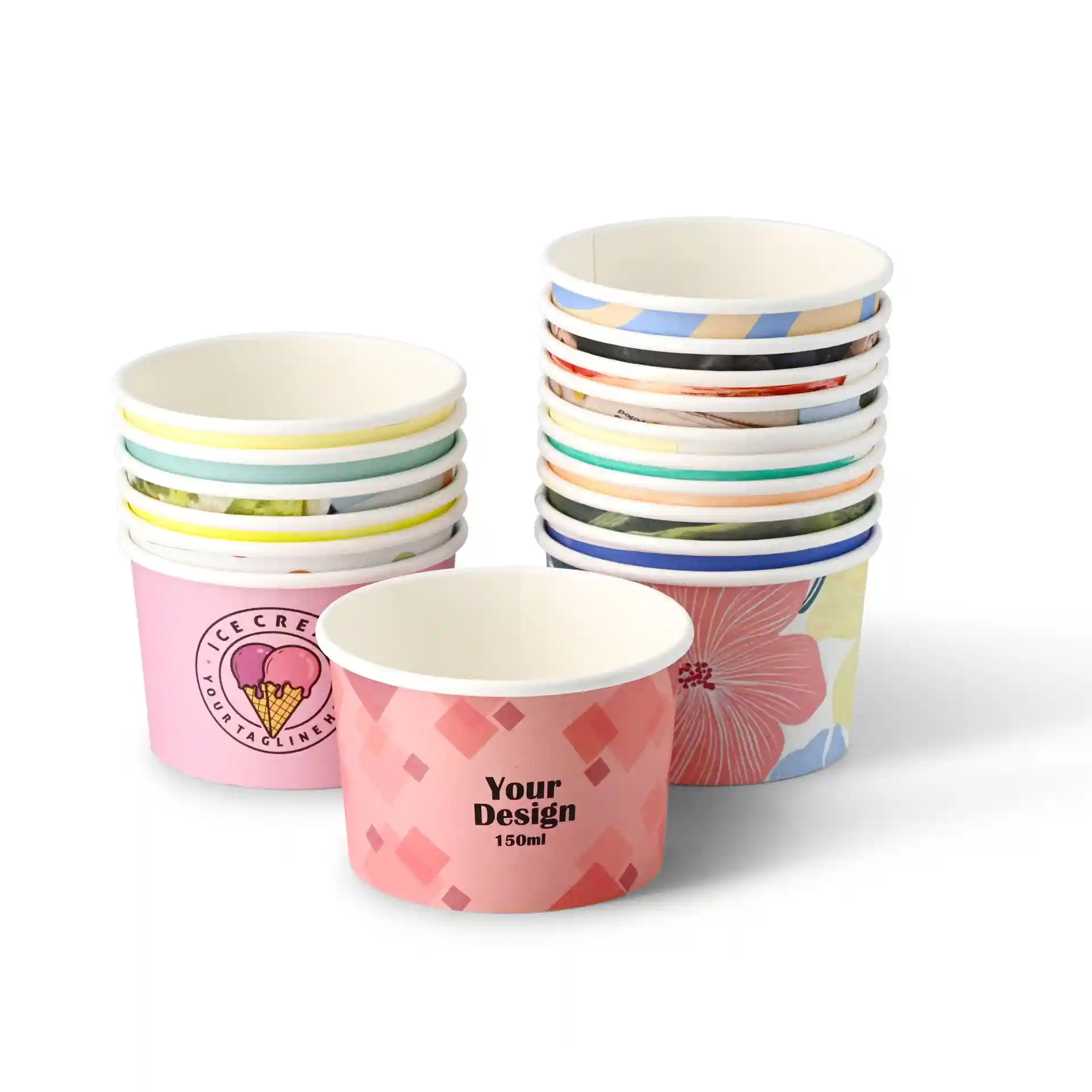Stapel individuell bedruckter Becher für Eiscreme in verschiedenen Designs, mit einem rosa Becher vorne, beschriftet "Dein Design" und einem Fassungsvermögen von 150 ml.