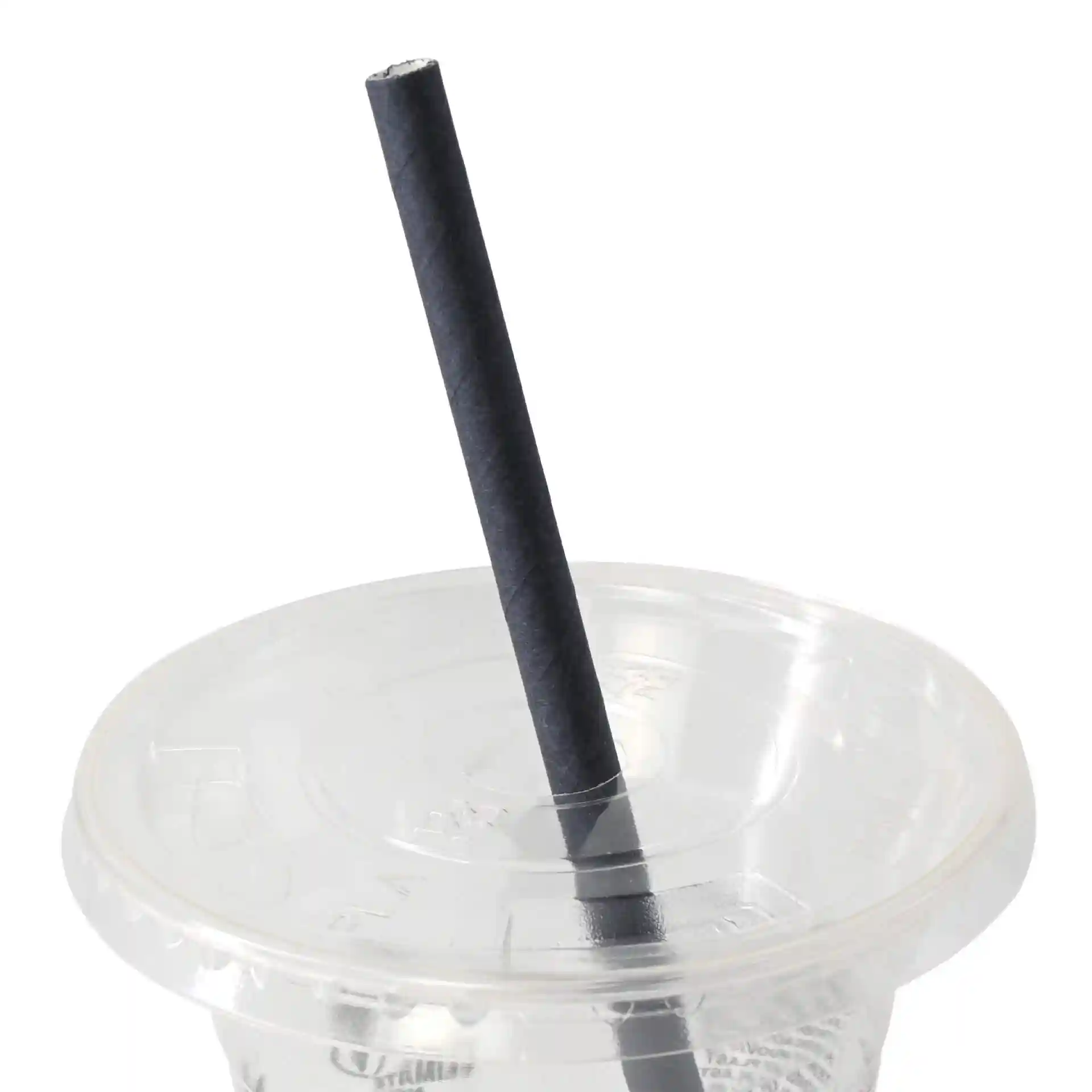 Schwarzer Papiercocktailstrohhalm, 15 cm lang und 0,7 cm im Durchmesser, in einem klaren Becherdeckel platziert.