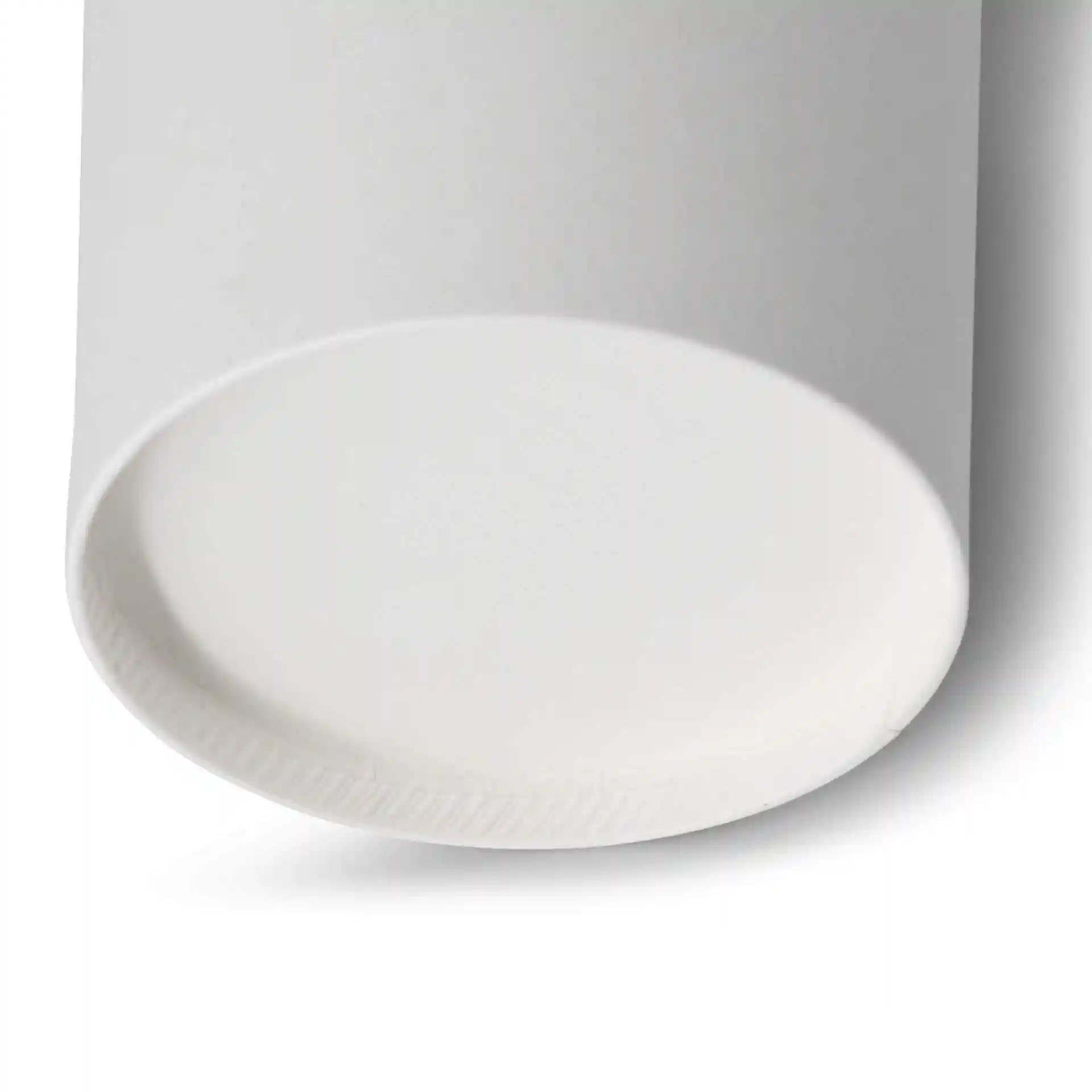 Weißer runder Pappbecher für Suppe mit einem Durchmesser von 90 mm und einem glatten Rand.