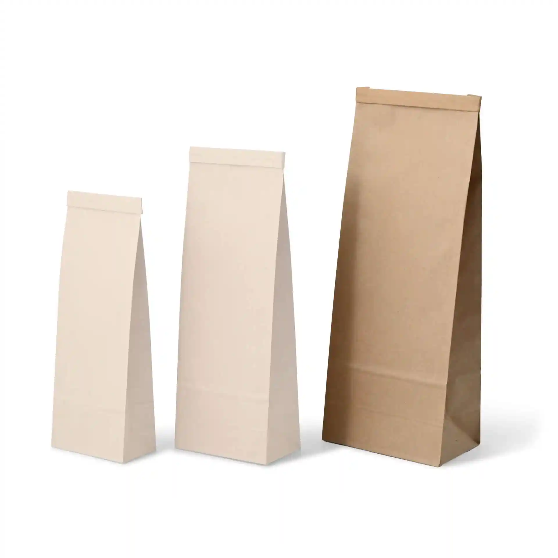 Drei Blockbodenbeutel in verschiedenen Größen, zwei in Creme und einer aus braunem Kraftpapier, mit flachen Oberseiten.