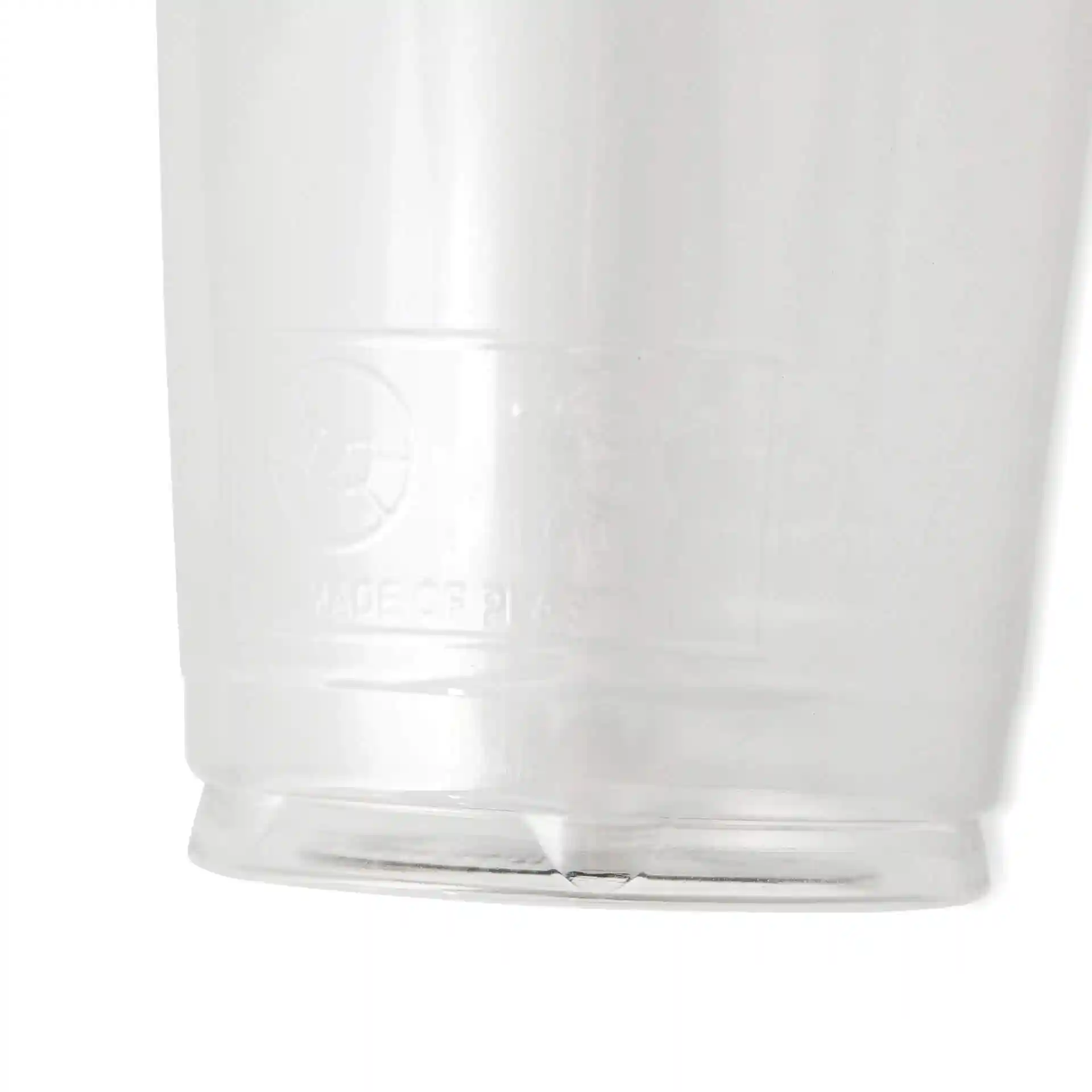 Klarer 16 oz rPET Becher mit verjüngtem Boden und sichtbaren Markierungen nahe der Basis.