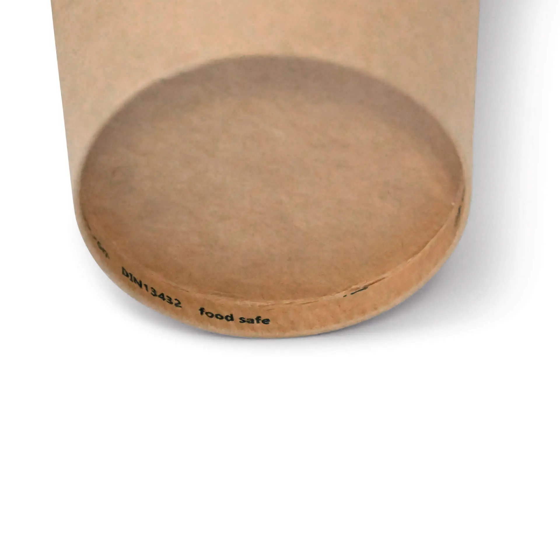 Brauner Becher aus Papier mit PE-Beschichtung, zeigt den runden Boden und Markierungen, einschließlich 'DIN13422' und 'lebensmittelecht'.