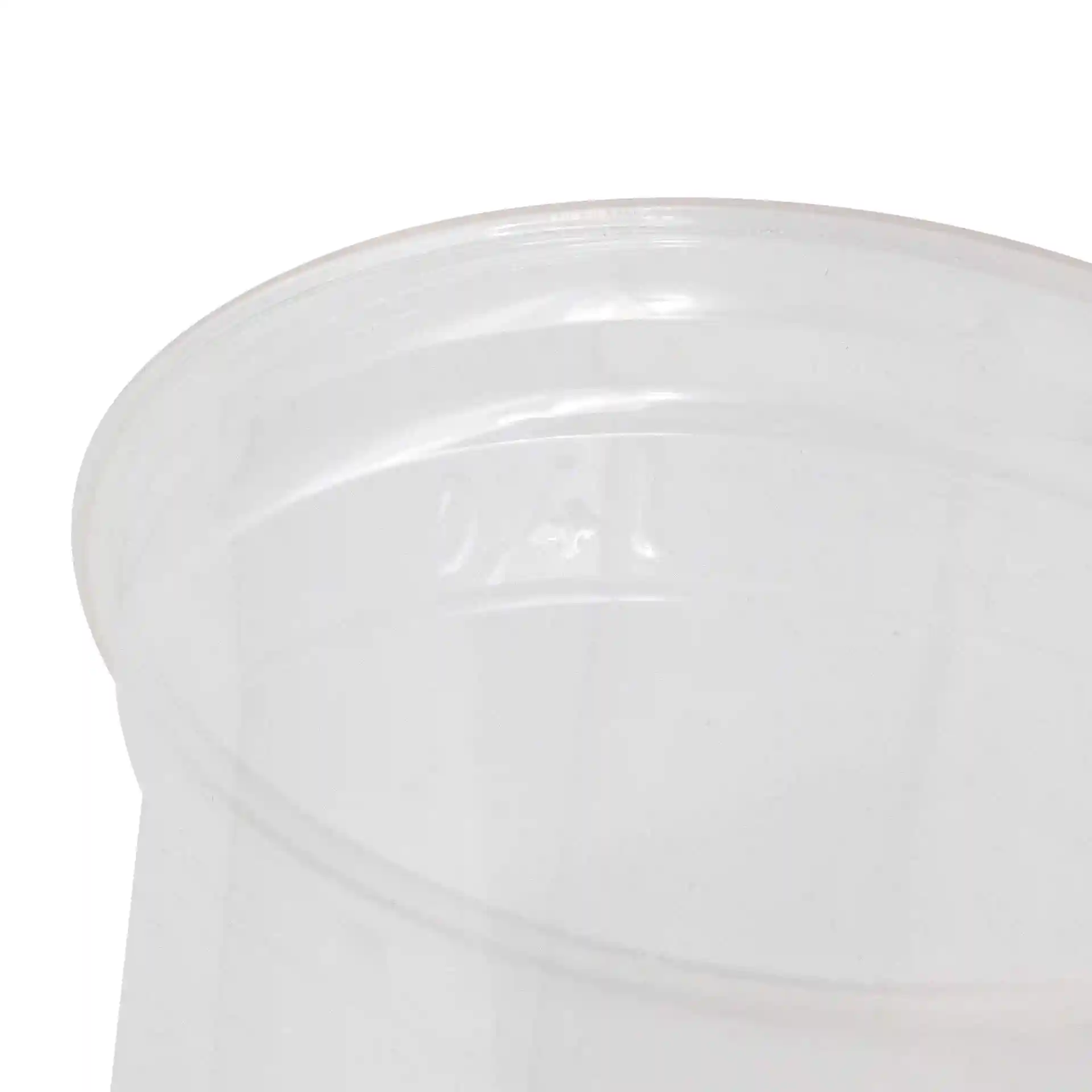 Klarer Plastikbecher mit einem Durchmesser von 95 mm und einer Höhe von 126 mm, zeigt den oberen Rand und das Innere.