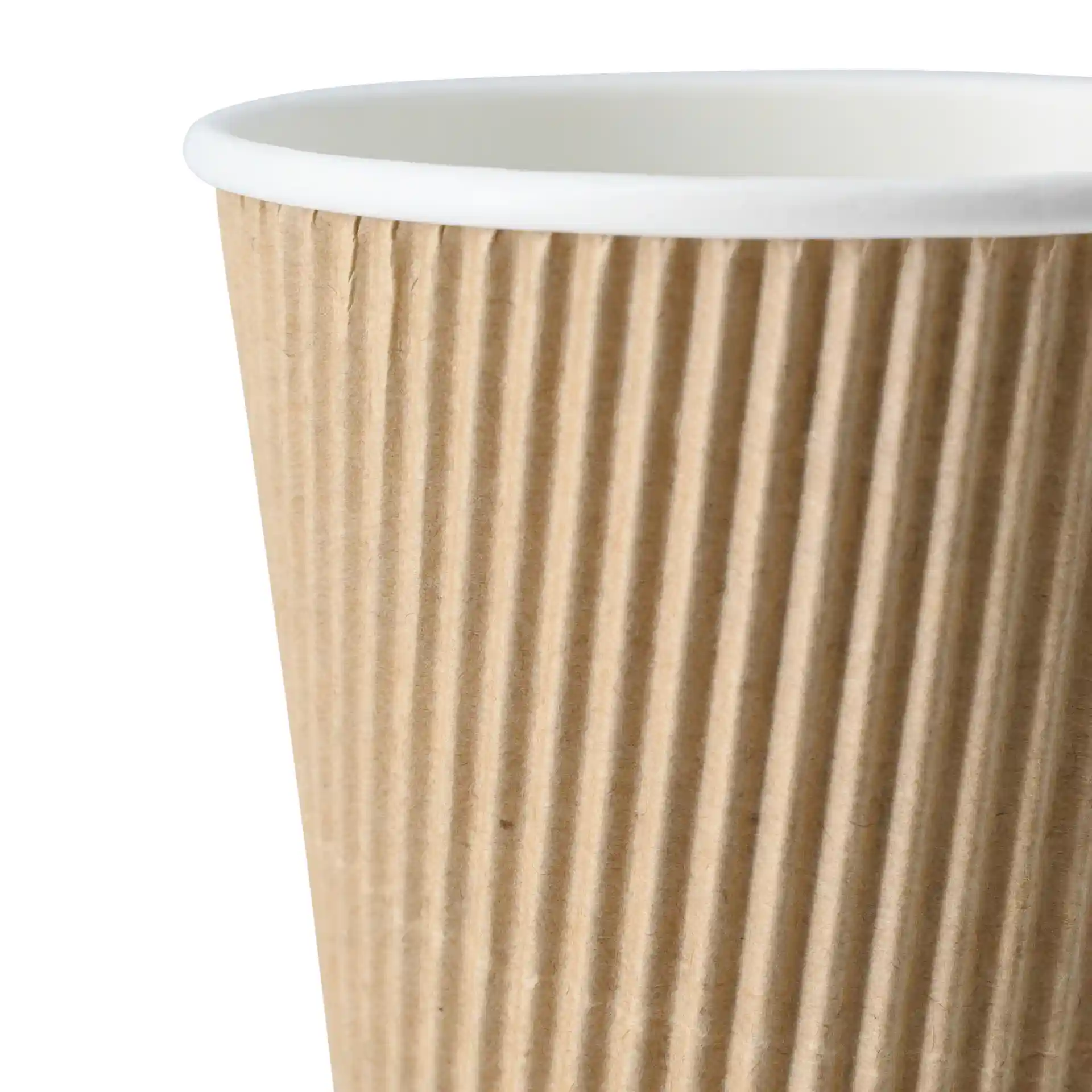 Brauner Becher mit Wellenstruktur und weißem Innenfutter, zeigt gerippte Textur und runde Form.