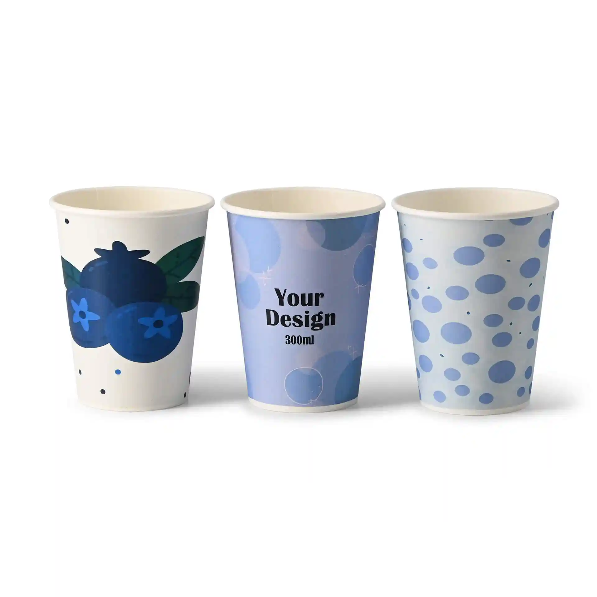 Drei Pappbecher mit verschiedenen Designs: einer mit Heidelbeeren, einer mit blauem Muster und einer mit Text.