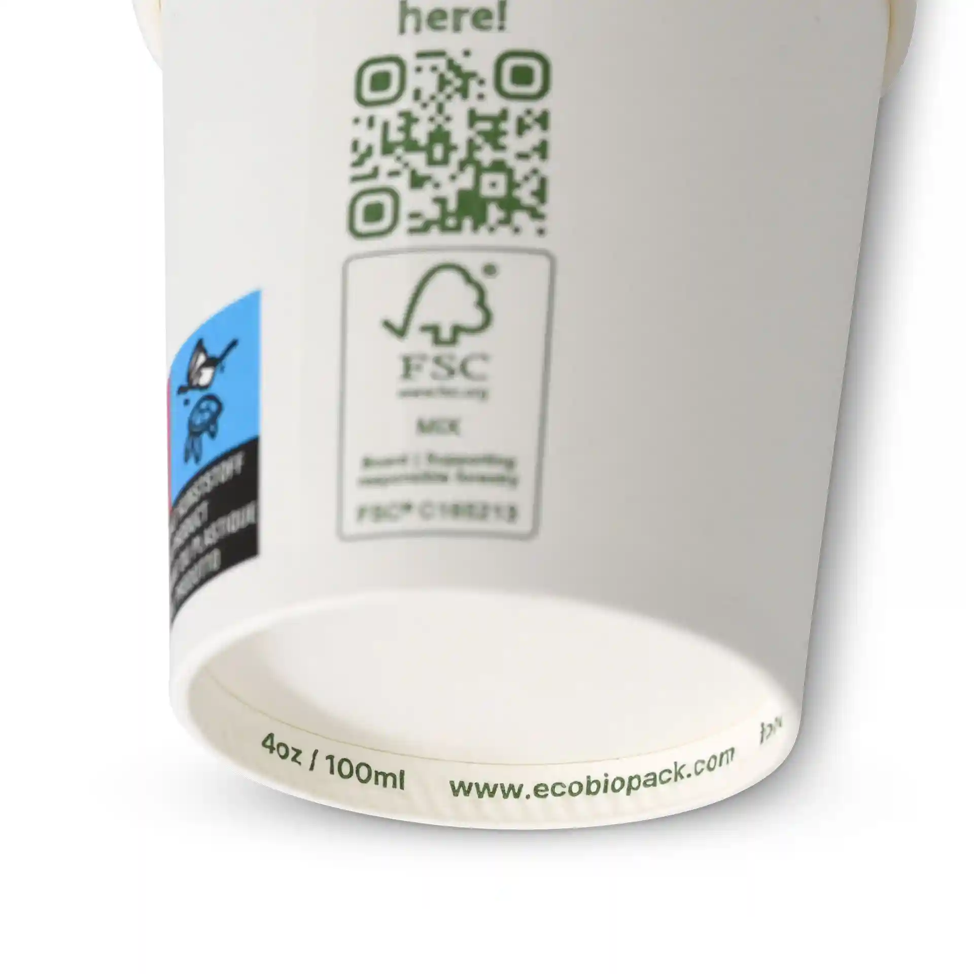 Weißer Becher mit einem Durchmesser von 62 mm, mit QR-Code und FSC-Logo an der Seite.