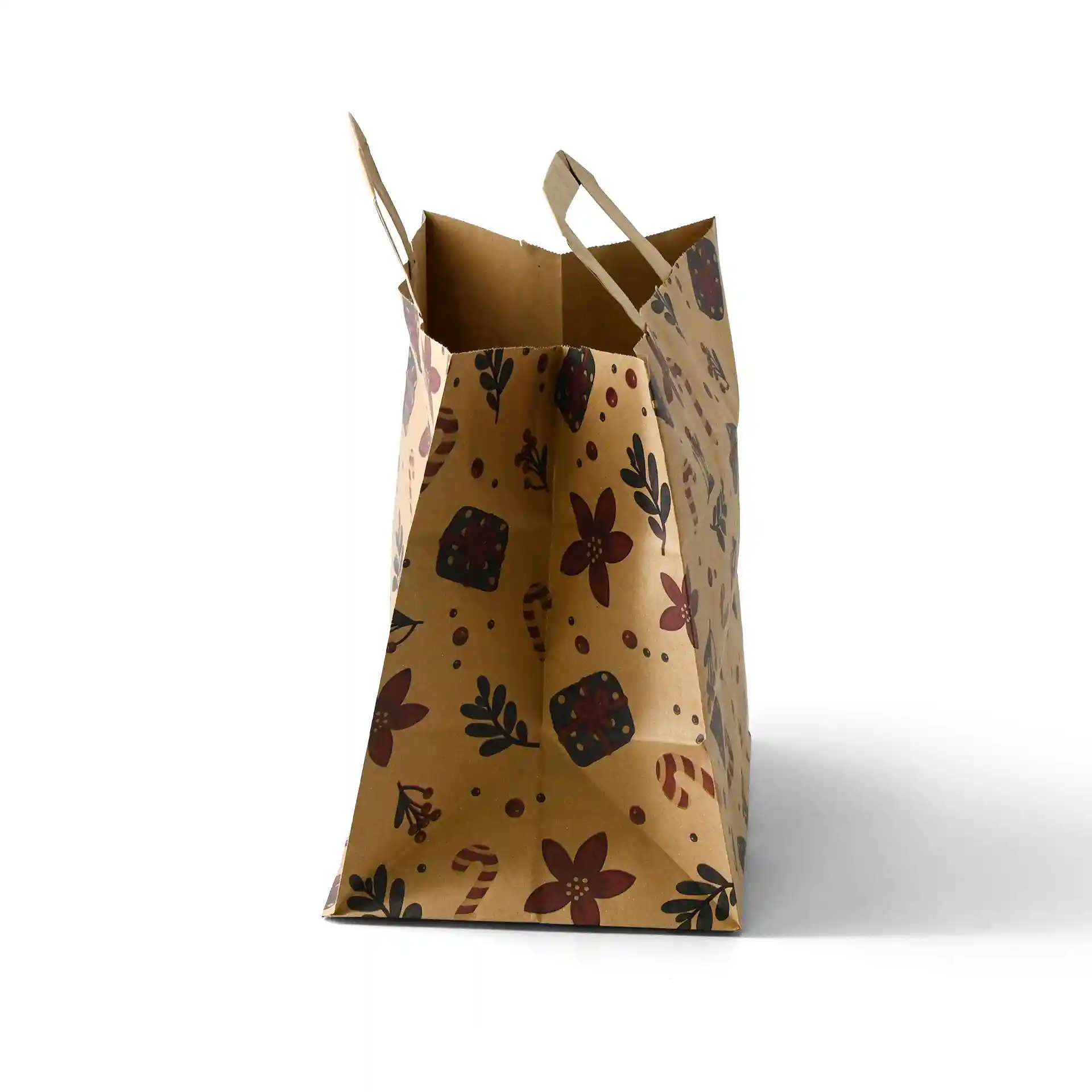 Braune Papiertasche mit Winterdesign, floralem und Geschenk-Muster, breite Basis, Maße 26 x 17 x 25 cm.