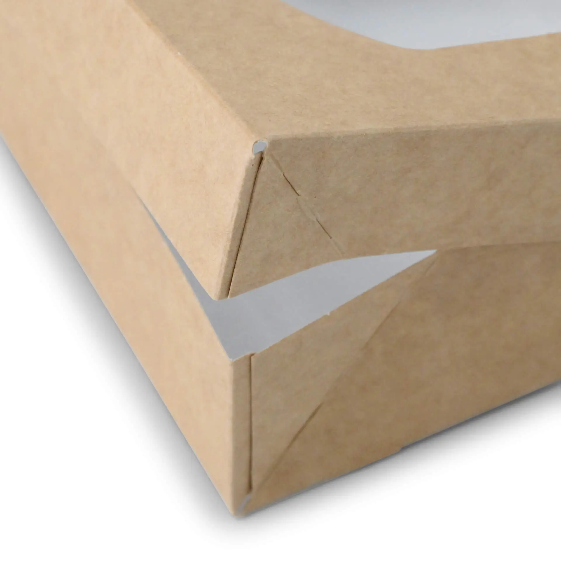 Nahaufnahme einer braunen Kartonfensterbox mit weißem Innenraum, die die Ecke und Faltendetails zeigt.