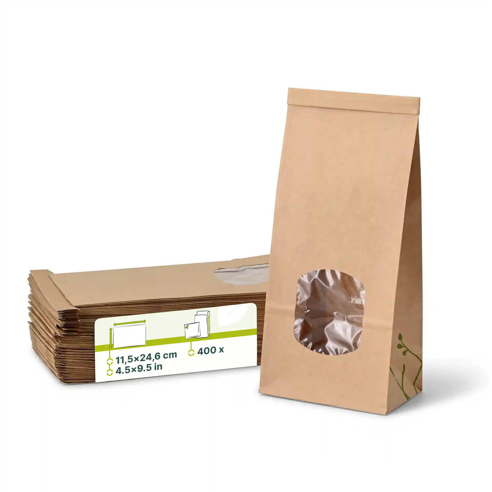 Braune Blockboden-Tüte mit Fenster aus Kraftpapier, neben einem Stapel ähnlicher Tüten präsentiert.