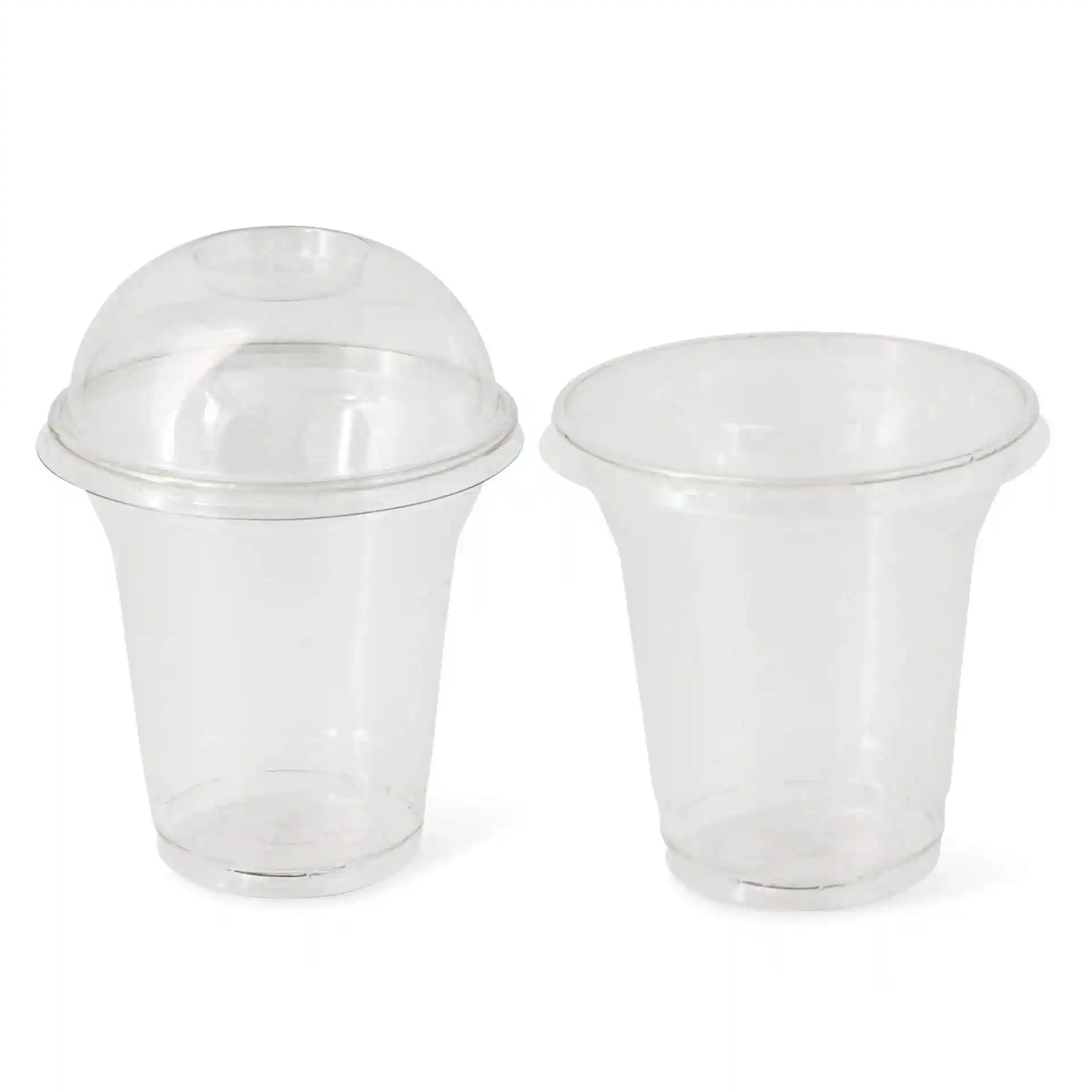 Transparente 8 oz rPET Becher, einer mit Kuppeldeckel und einer ohne, nebeneinander angezeigt.