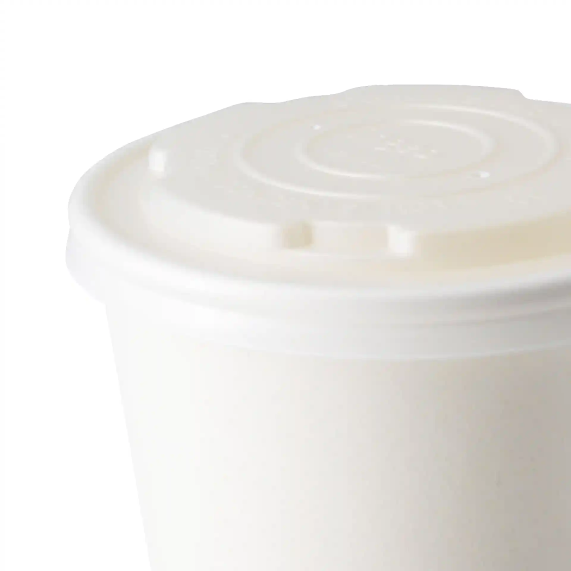 Weißer CPLA-Flachdeckel mit runder Form, entworfen für universelle Becher, aus einer schrägen Draufsicht gezeigt.
