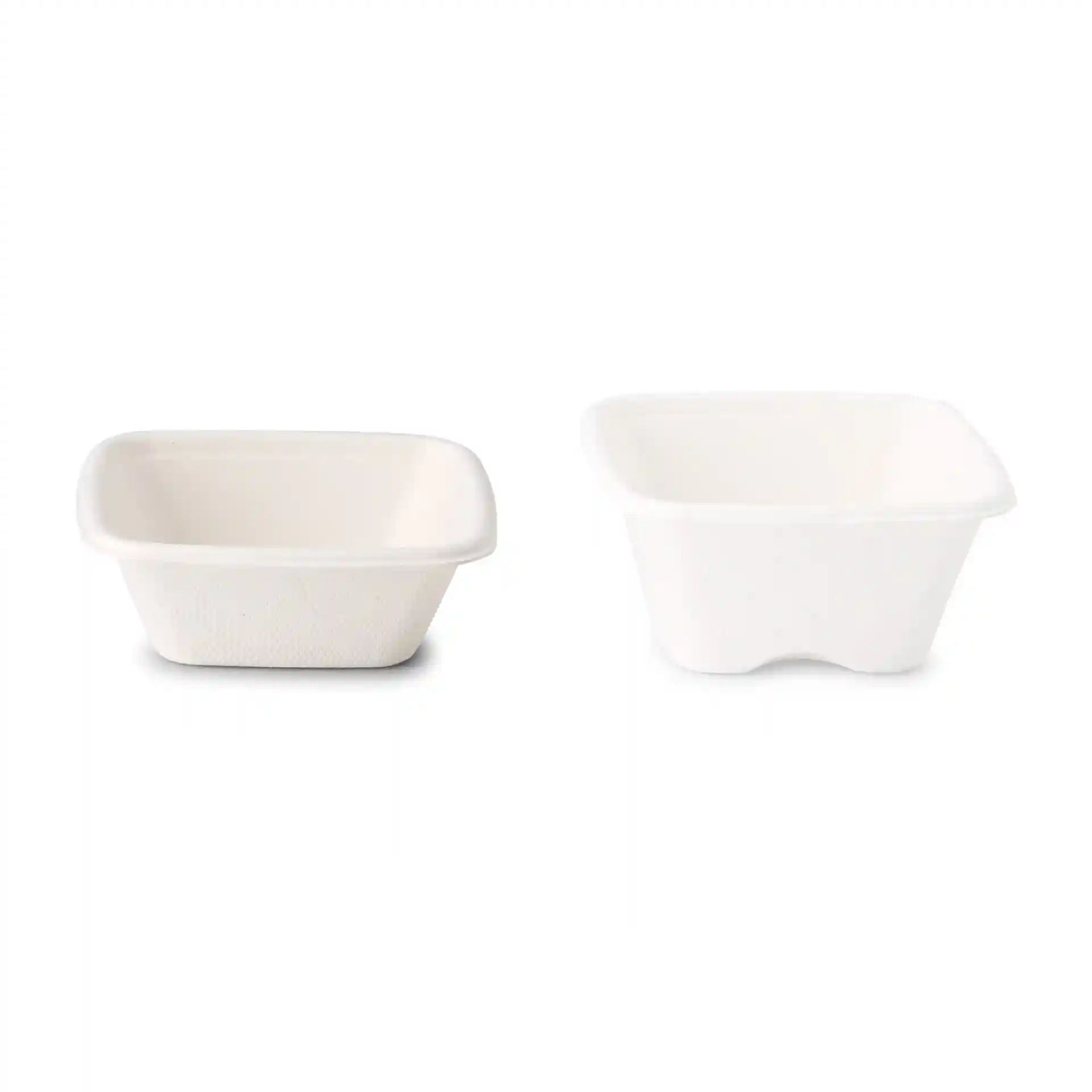 Bild von zwei quadratischen weißen Bagasse-Bechern, einer etwas größer als der andere, auf einem schlichten Hintergrund.
