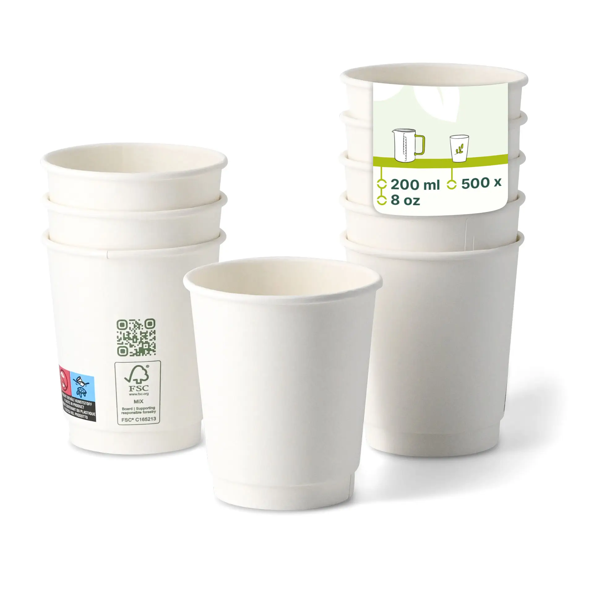 Ein weißer doppelwandiger Becher im Fokus; mehrere ähnliche Becher mit reduzierter Opazität gezeigt. Jeder Becher hat umweltbezogene Kennzeichnungen.