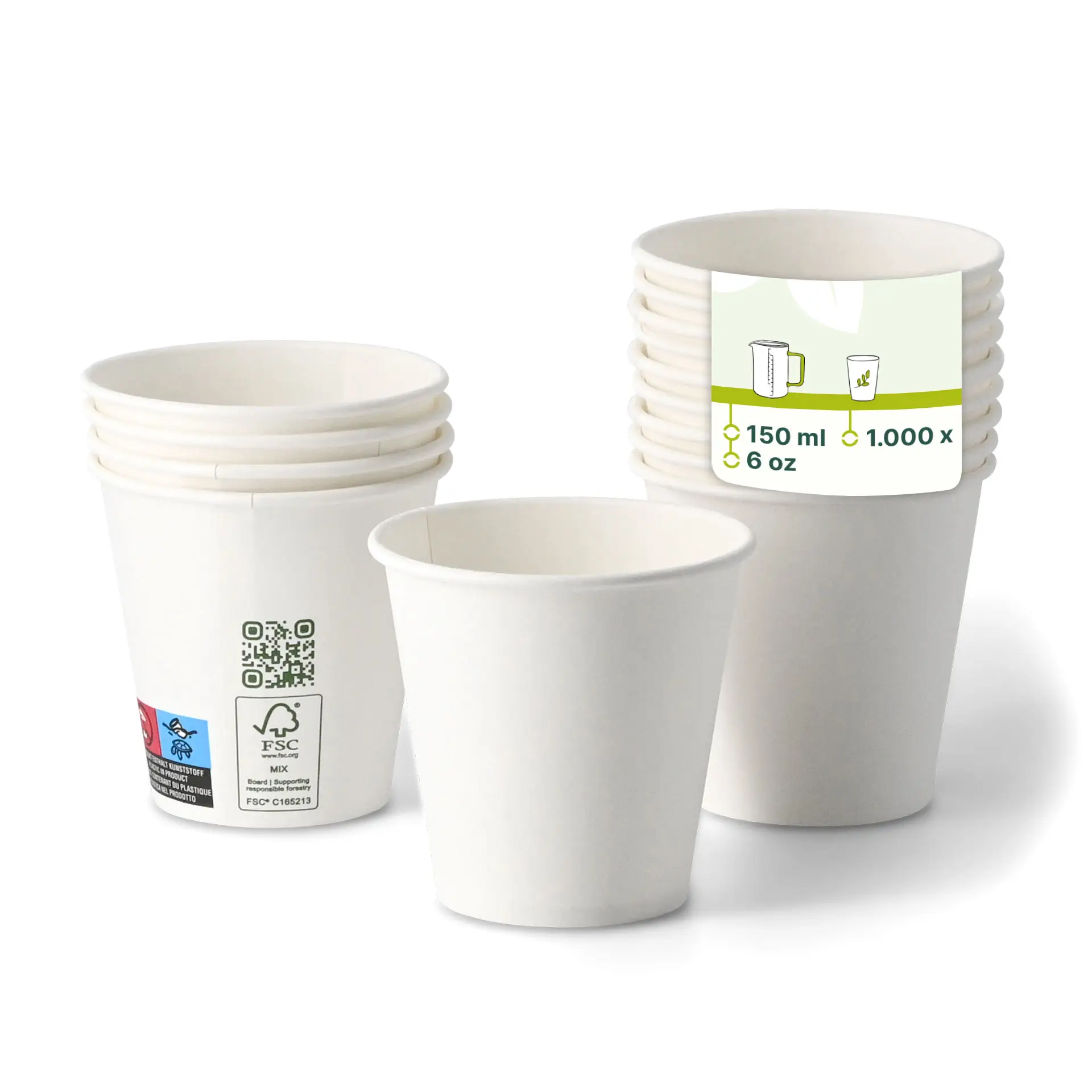 Weiße Becher gestapelt, mit einem Becher vorne, der ein Etikett mit Markierungen und einem QR-Code zeigt.