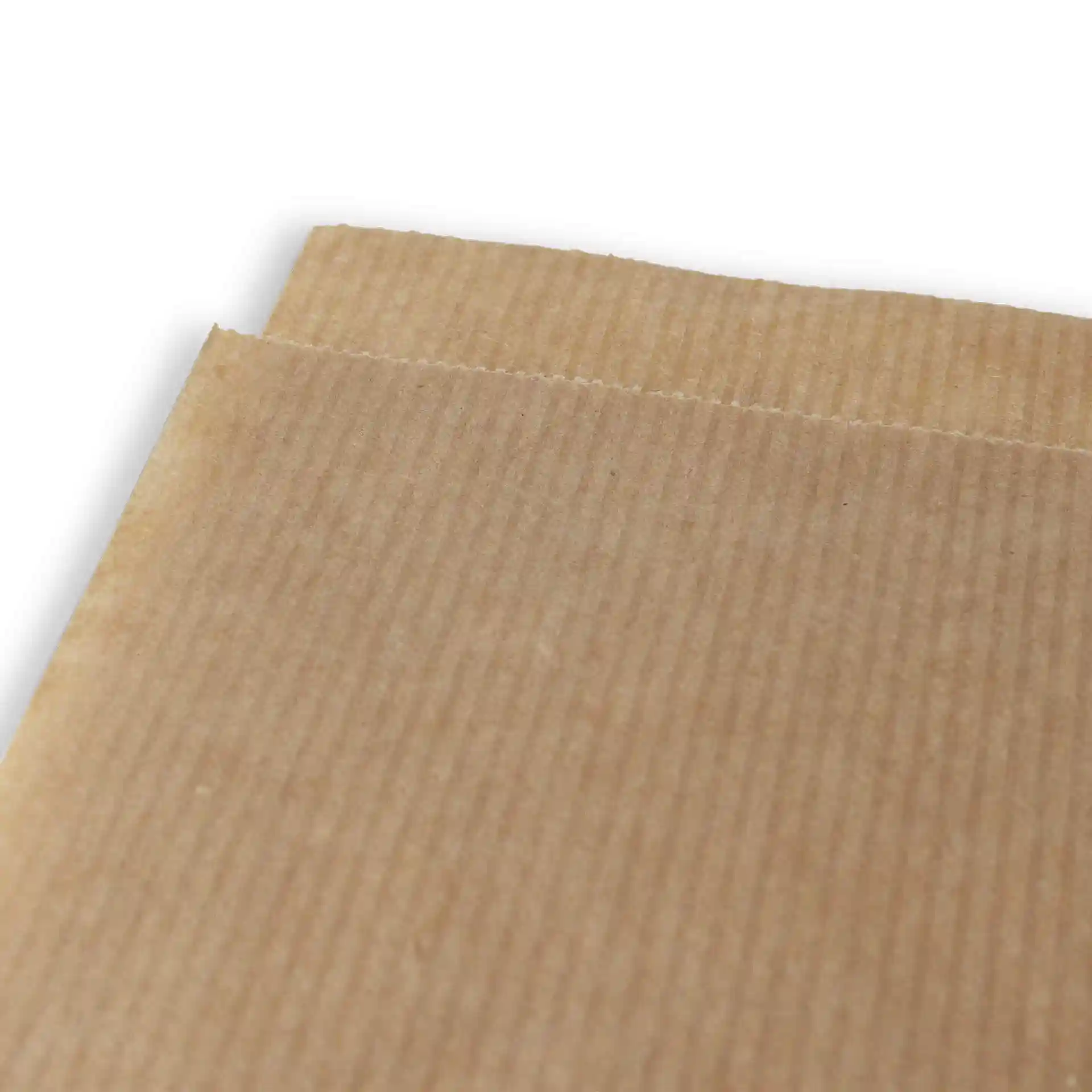 Nahaufnahme einer braunen Papiertüte mit zwei offenen Seiten und einer strukturierten Oberfläche.