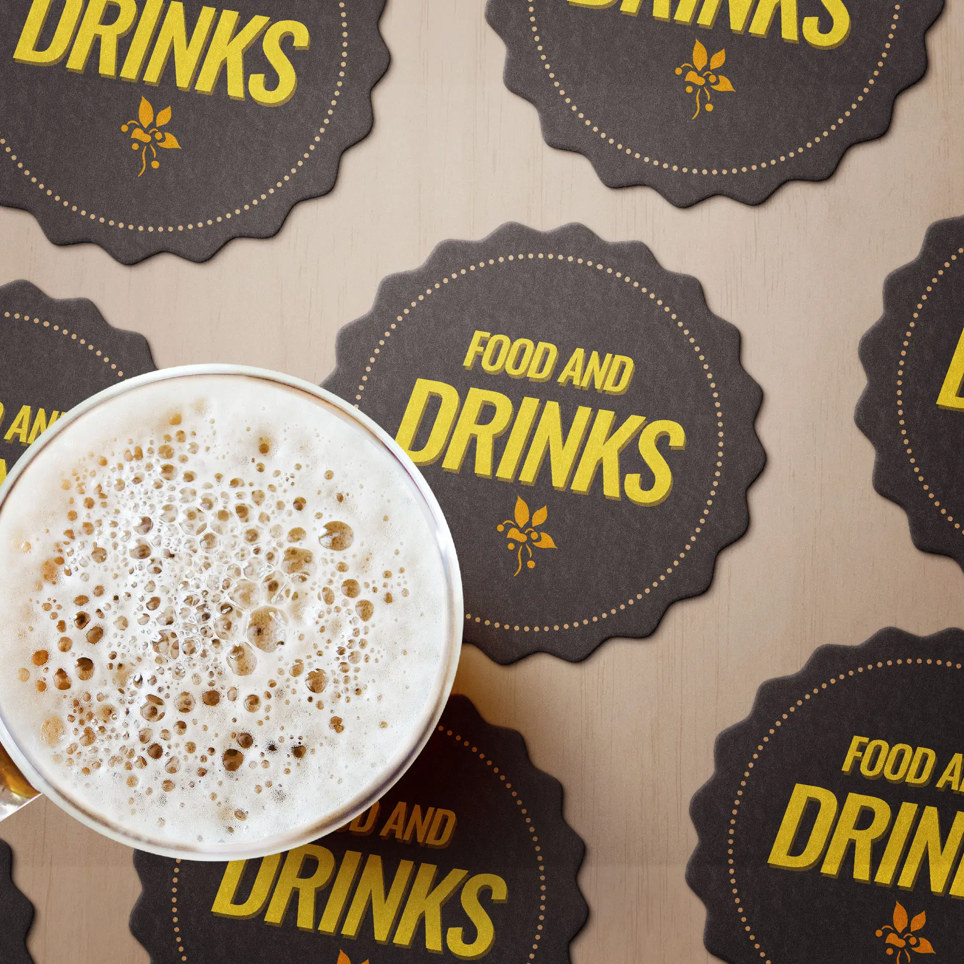 Ein Glas Bier auf mehreren bedruckten Untersetzern in Flaschenverschluss-Form mit dem Text "Essen und Getränke."