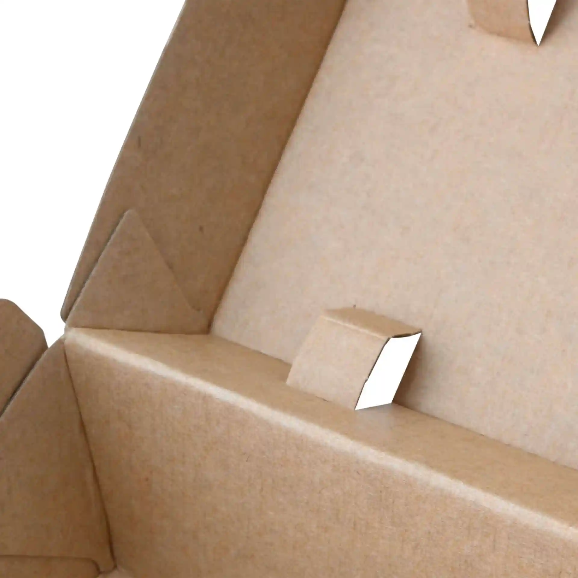 Nahaufnahme des Innenraums einer braunen Pappverpackung mit Klappdeckel und sichtbaren Faltlaschen.