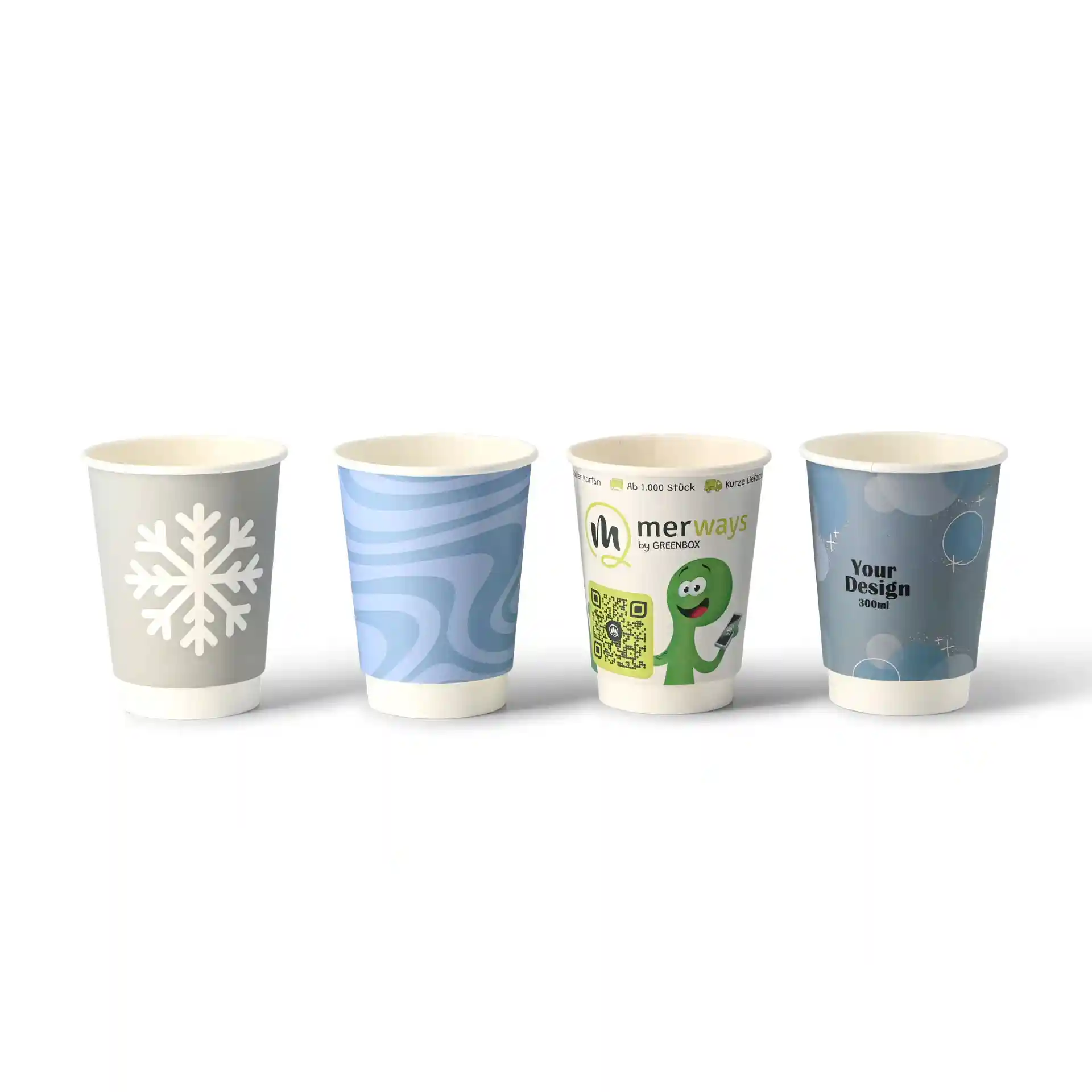 Vier Becher aus Papier mit verschiedenen Designs: eine Schneeflocke, ein wellenförmiges blaues Muster, ein Logo mit einer Figur und ein blaues Ballon-Design.