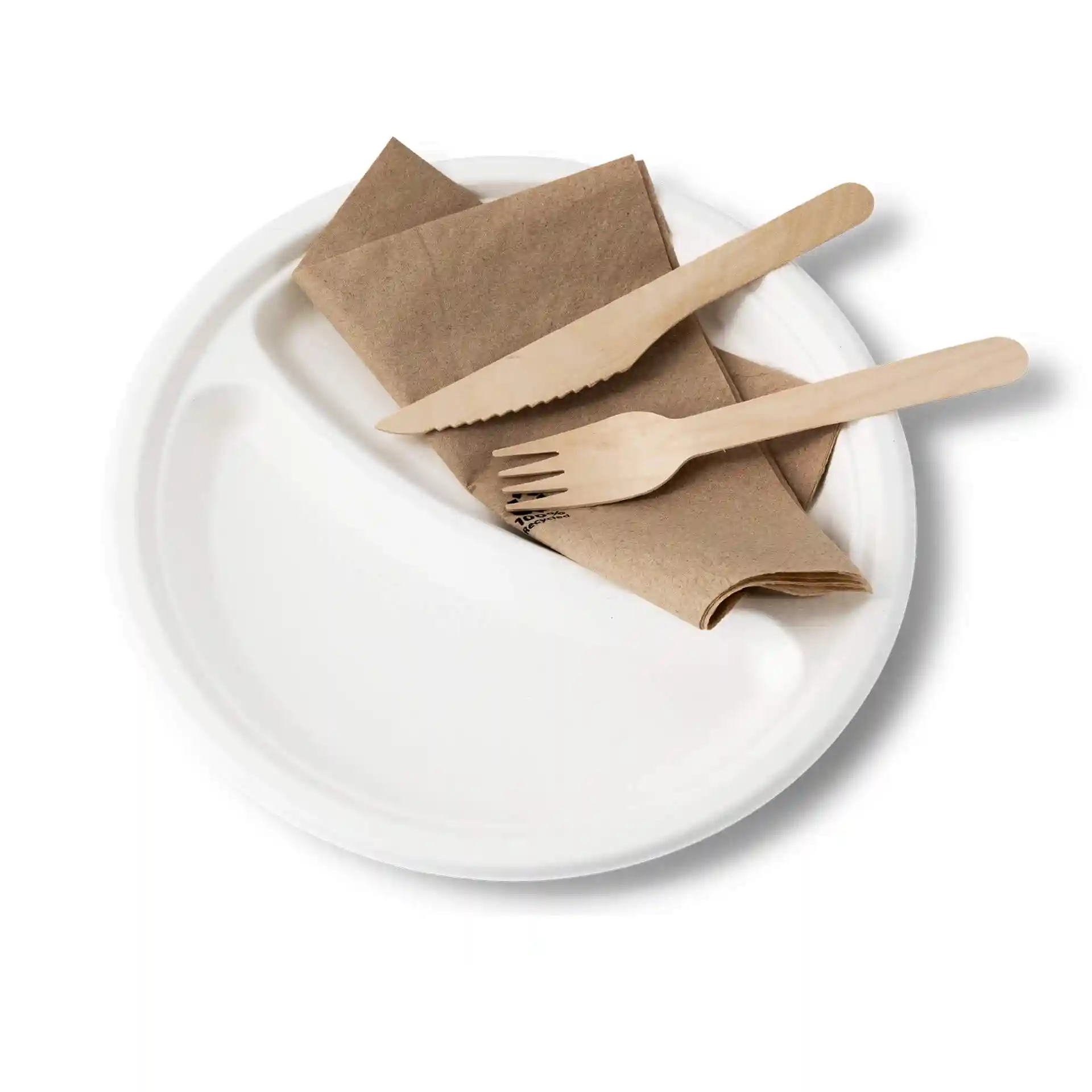 Runder weißer Zuckerröhren-Teller mit zwei Fächern, begleitet von einer braunen Serviette und Holzmesser und -gabel.