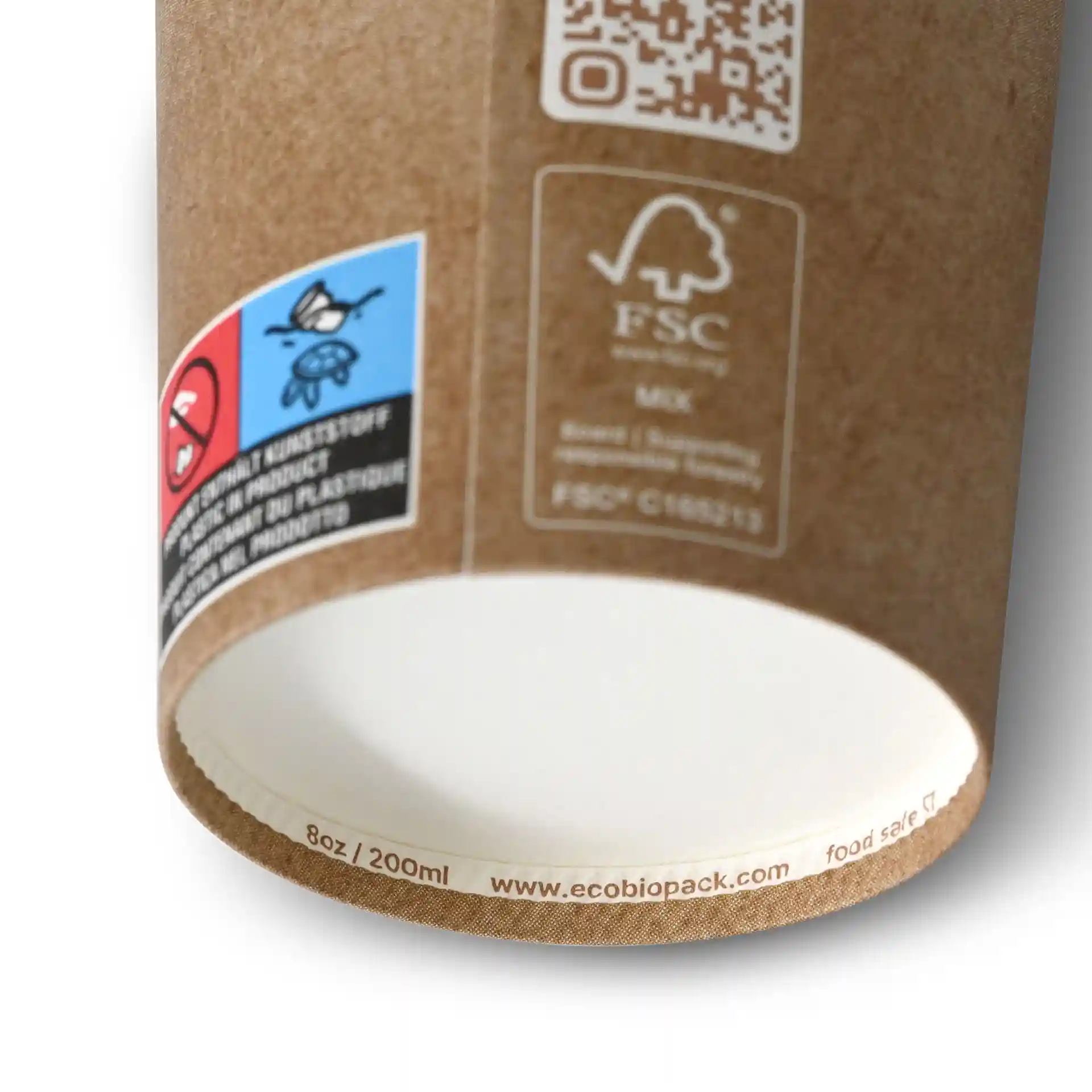 Brauner Becher aus Papier mit weißem Innenraum, 200 ml Fassungsvermögen, mit verschiedenen Etiketten und Markierungen außen.
