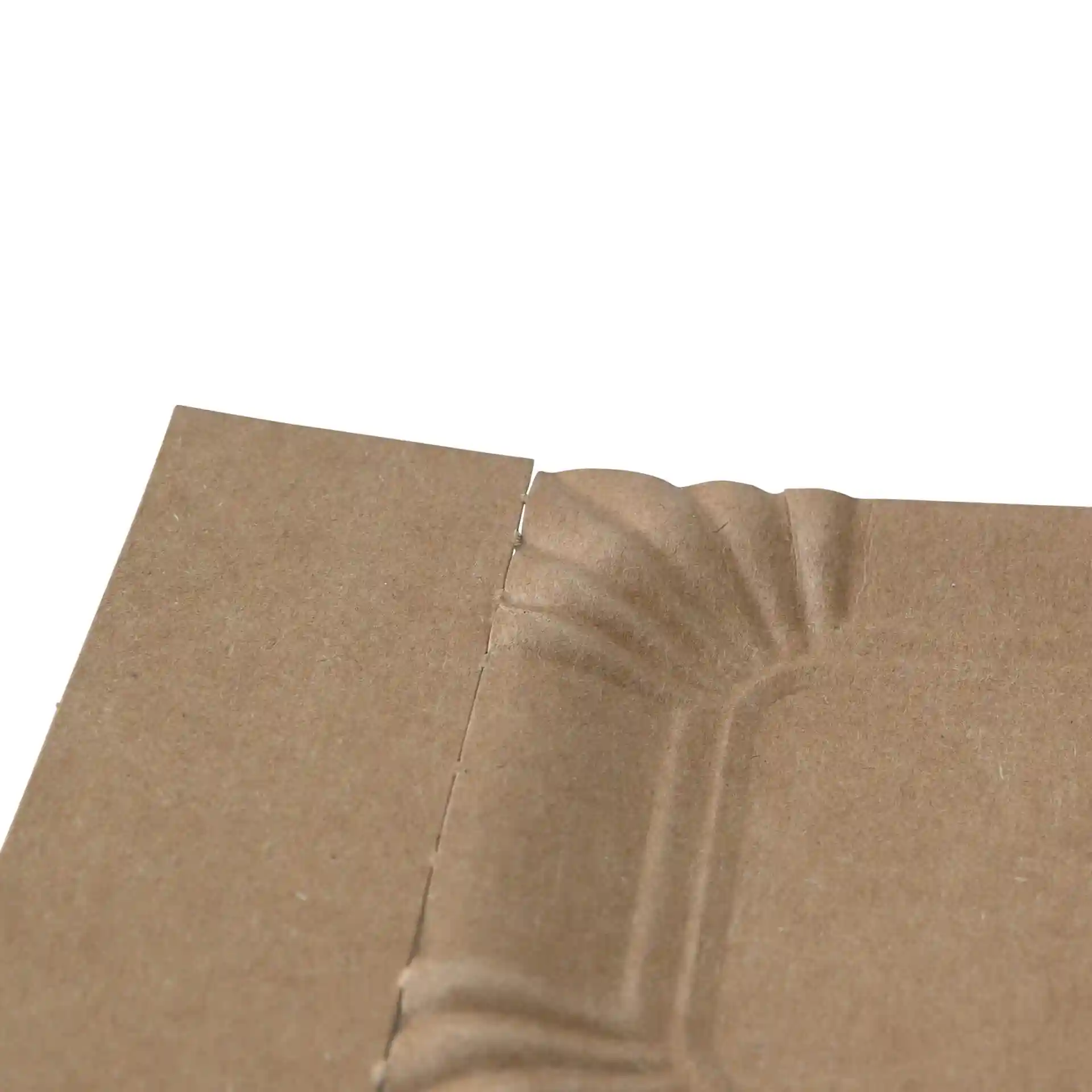 Nahaufnahme einer braunen rechteckigen Pappe mit flachem Design und sichtbaren Faltlinien.